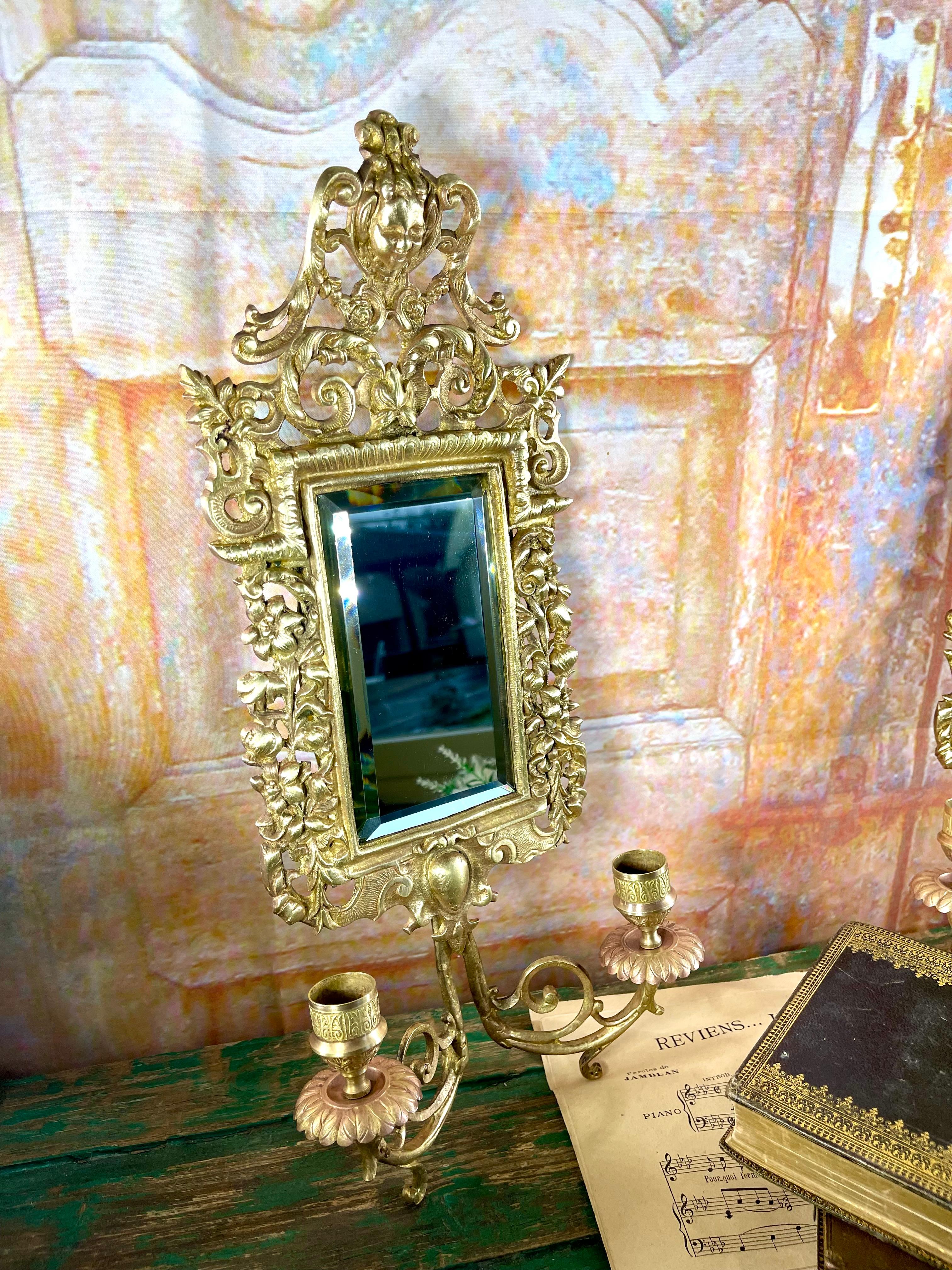 Coppia di scensori da parete doppi Napoleone III con specchi smussati in bronzo dorato in vendita 3