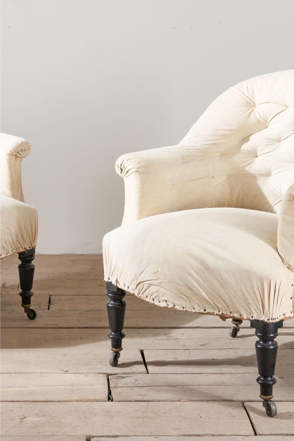 Si tratta di una coppia di sedie da vasca francesi con bottoni di altissima qualità. Design elegante e proporzioni curate. Sedie ideali per la camera da letto o come seduta occasionale in un salotto.

Misure Altezza 86cm Larghezza 72cm Profondità