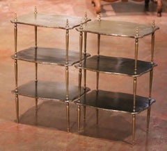 Coppia di tavolini a tre piani in ottone e lacca nera francesi Napoleone III