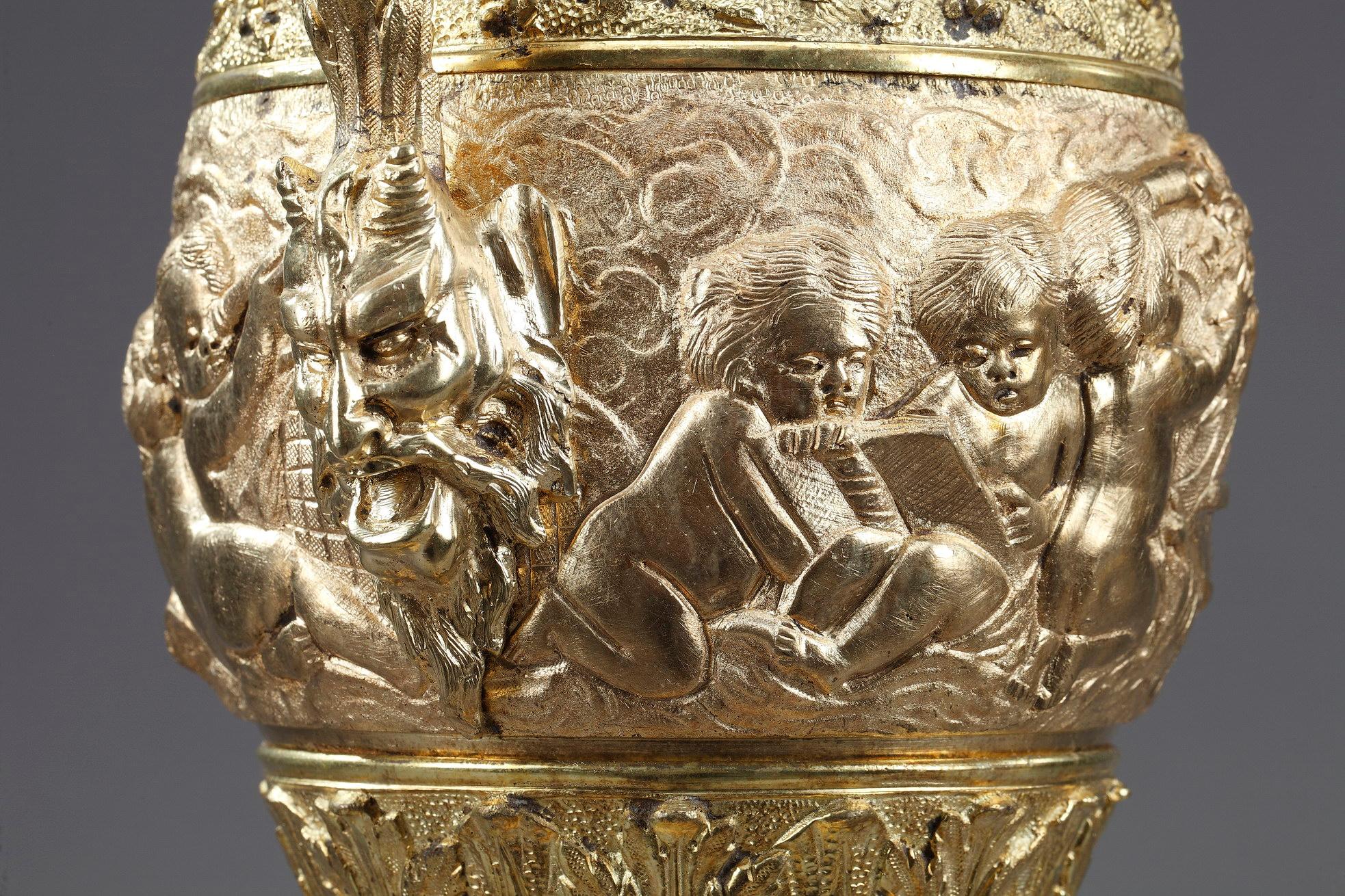 Bedeutendes Paar von Napoleon III. aus ziselierter vergoldeter Bronze mit reichem Reliefdekor aus stilisiertem Laub, Palmettenfriesen und Weinranken, die einen Puttenfries einrahmen, der das Quadrivium (die Gesamtheit der vier mathematischen