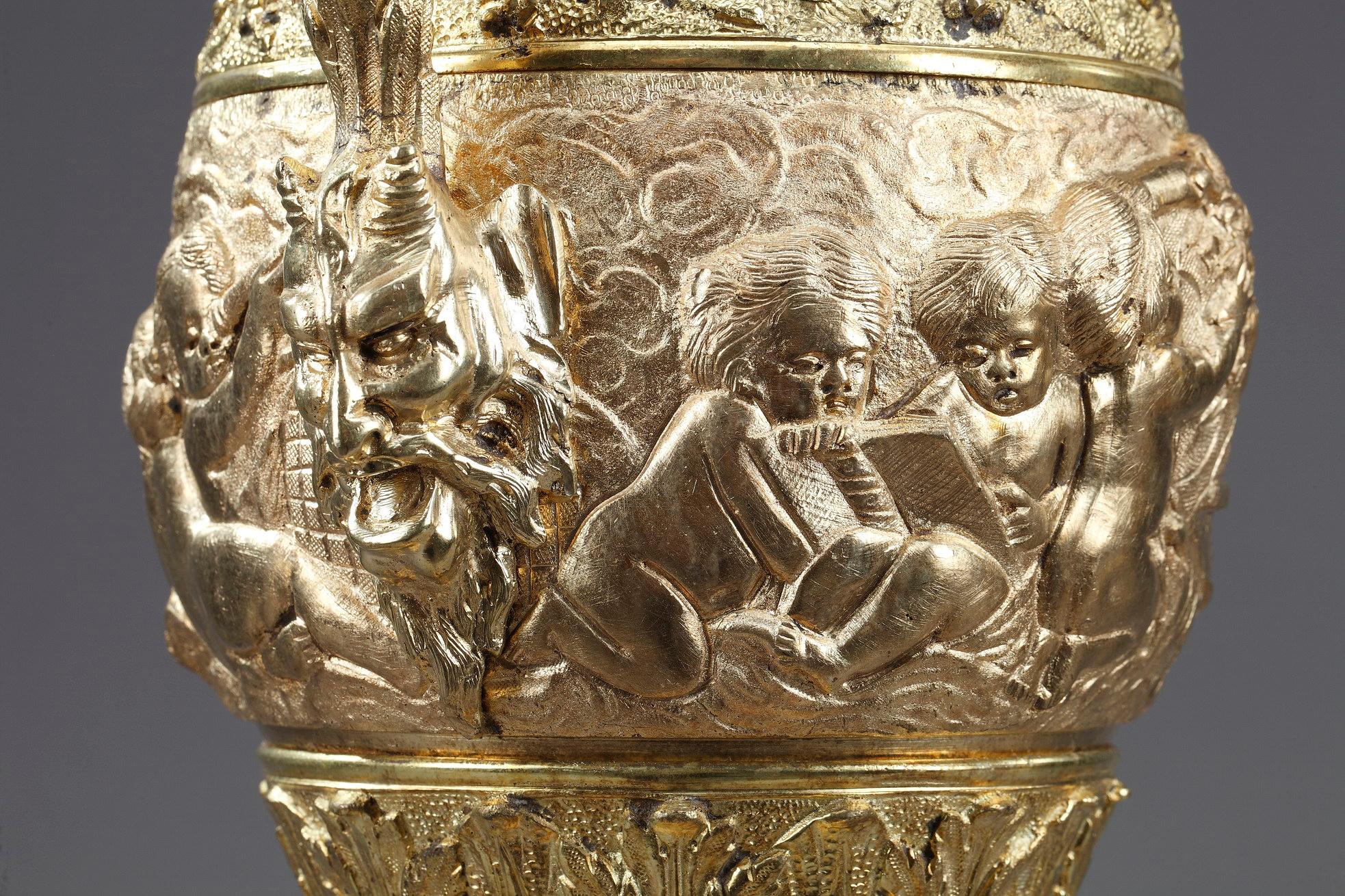 Importante coppia di cappe di Napoleone III in bronzo dorato cesellato con ricca decorazione a rilievo di fogliame stilizzato, fregi di palmette e tralci di vite che incorniciano un fregio di putti che realizzano il quadrivium (l'insieme delle