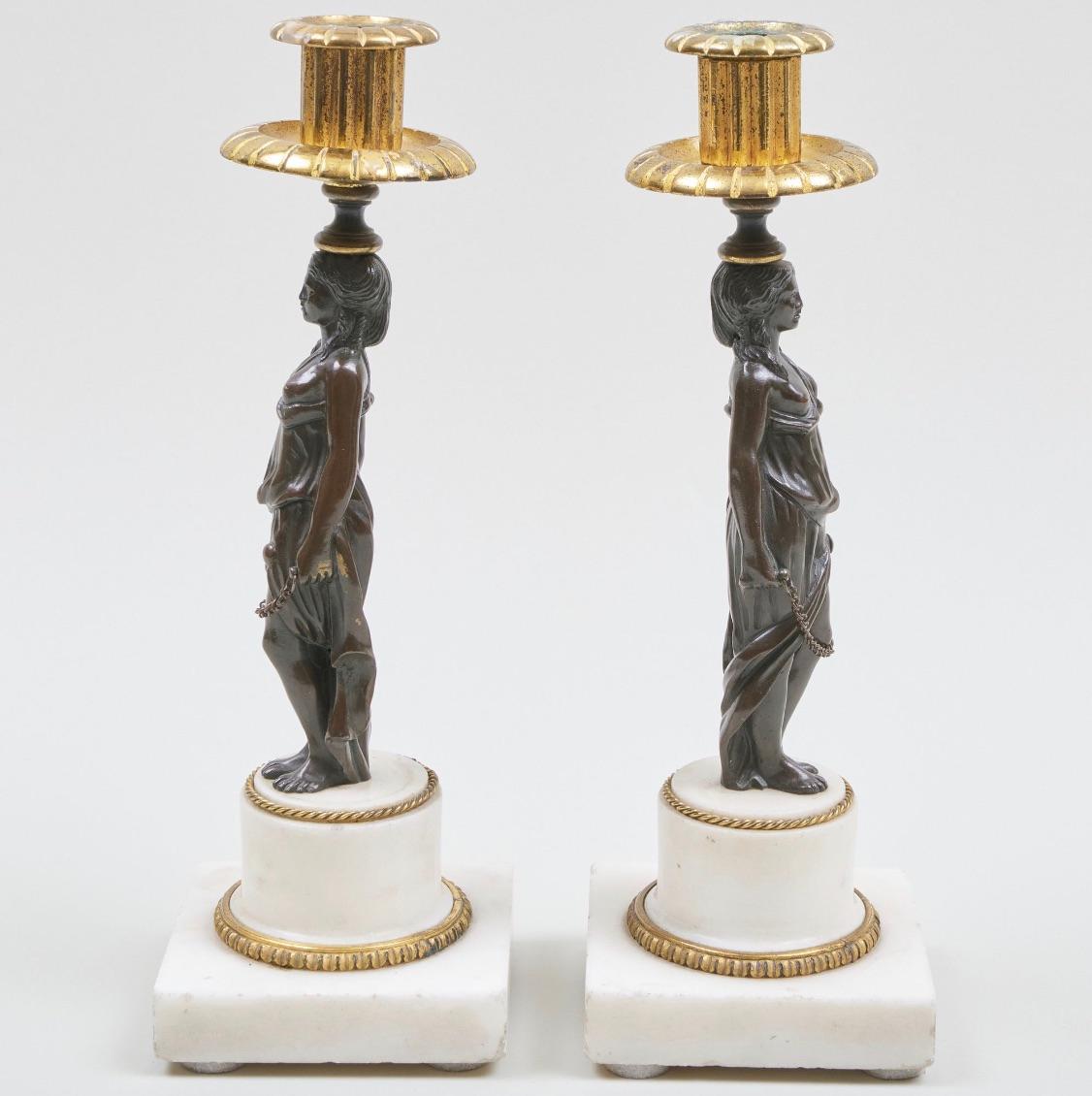 Eleva il tuo arredamento con questa splendida coppia di candelabri cariatidi Napoleone III dorati e patinati, testimonianza dell'opulento artigianato della Francia del XIX secolo. Questi straordinari pezzi combinano senza sforzo un'eleganza senza