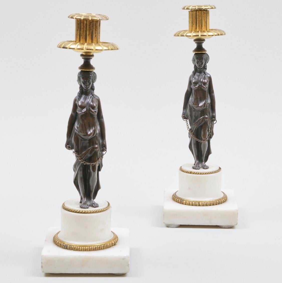 Francese Coppia di candelabri cariatidi in marmo e bronzo patinato di Napoleone III in vendita