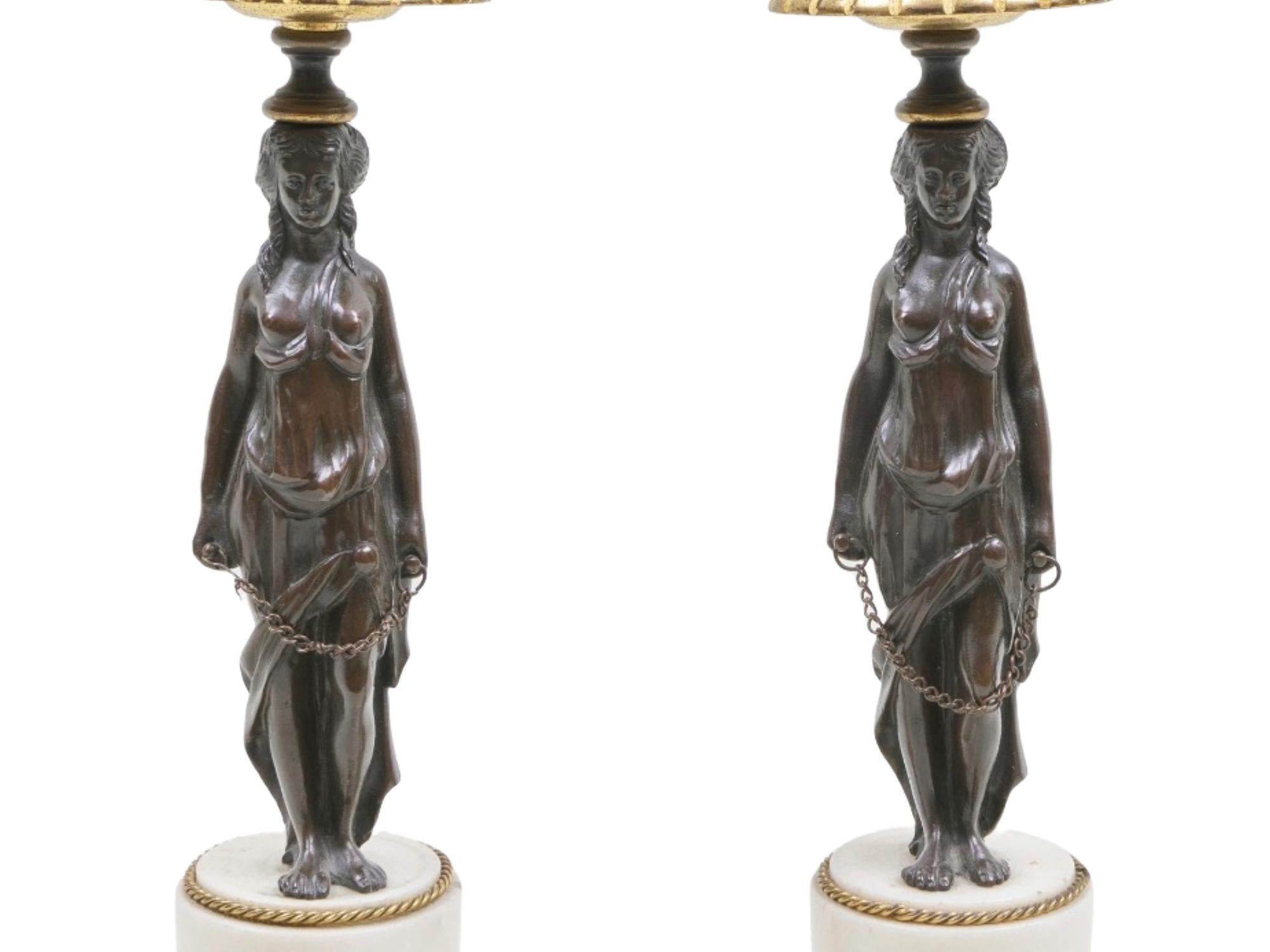 Metà XIX secolo Coppia di candelabri cariatidi in marmo e bronzo patinato di Napoleone III in vendita