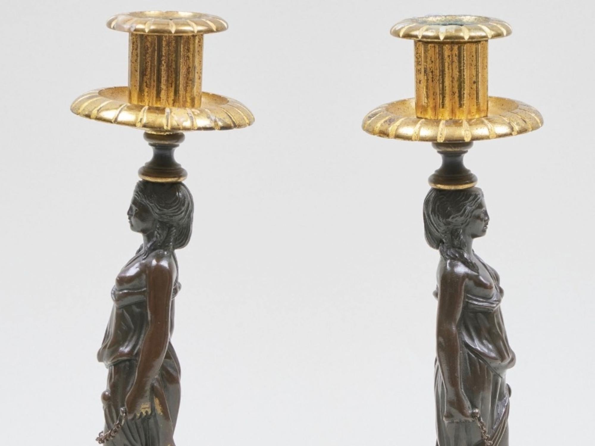 Ottone Coppia di candelabri cariatidi in marmo e bronzo patinato di Napoleone III in vendita
