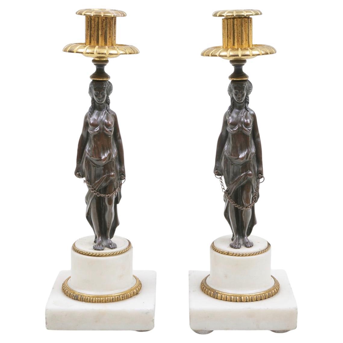 Paire de chandeliers cariatides Napoléon III en bronze patiné et doré et en marbre