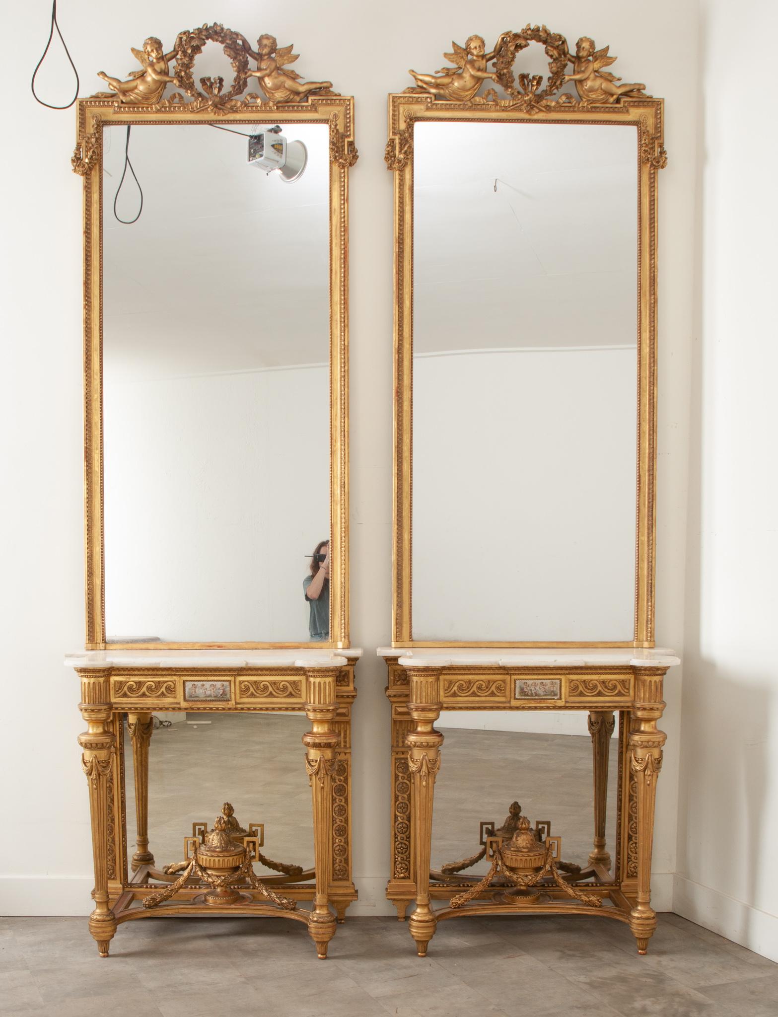 Une paire impressionnante et de qualité de consoles en bois doré Napoléon III et de miroirs assortis. Les miroirs de la console, dorés à l'or fin, ont tous deux leur plaque de miroir d'origine, avec des rousseurs minimes et une légère couche de