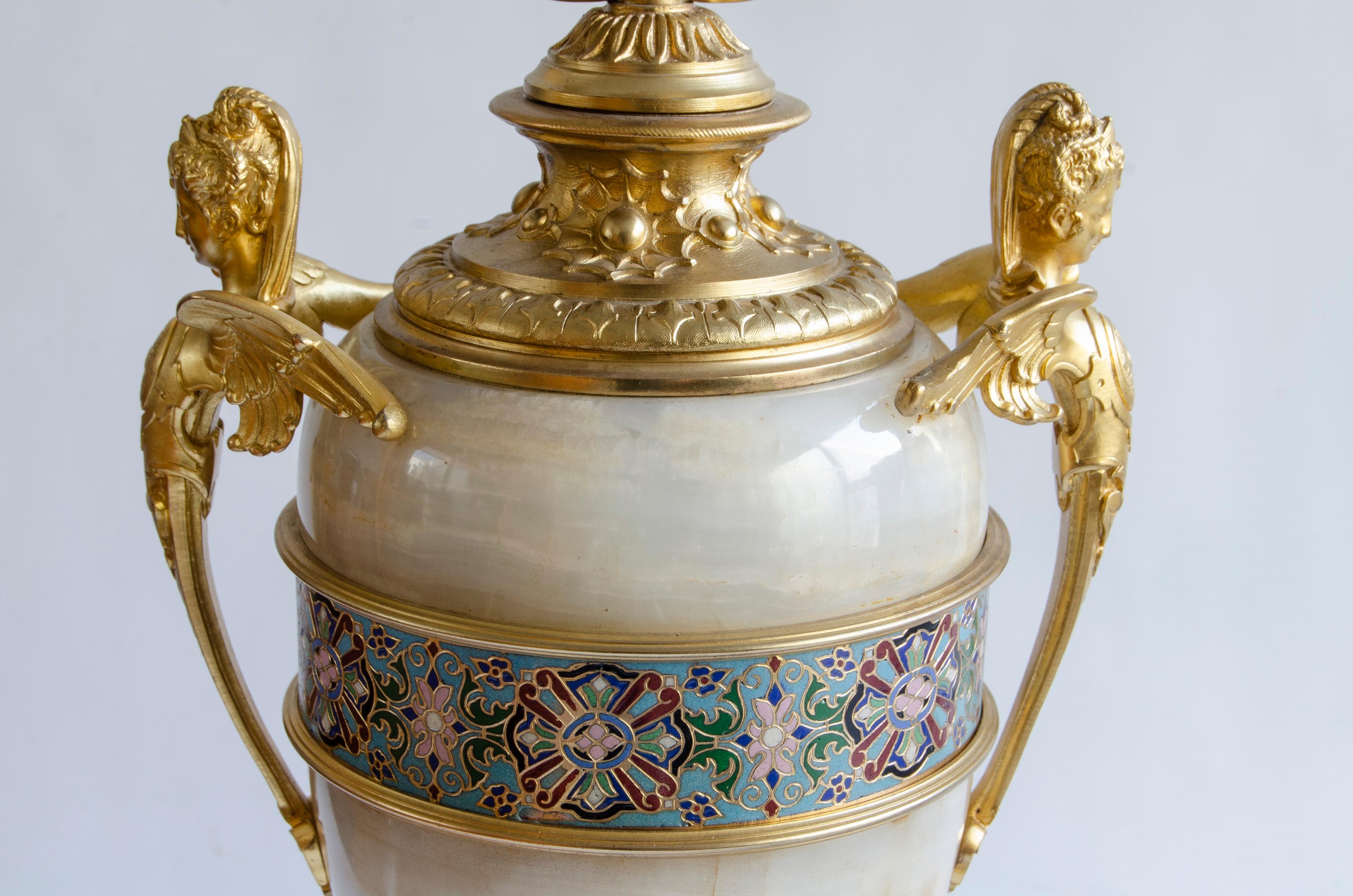 Coppia di lampade Napoleone III
Origine Francia XIX secolo, circa 1860
elettrificato 220 w condizioni perfette
bronzo dorato, onice e smalto cloisonné
39 cm di altezza fino alla cornice dello schermo.
Lo stile Napoleone III ebbe il suo periodo di