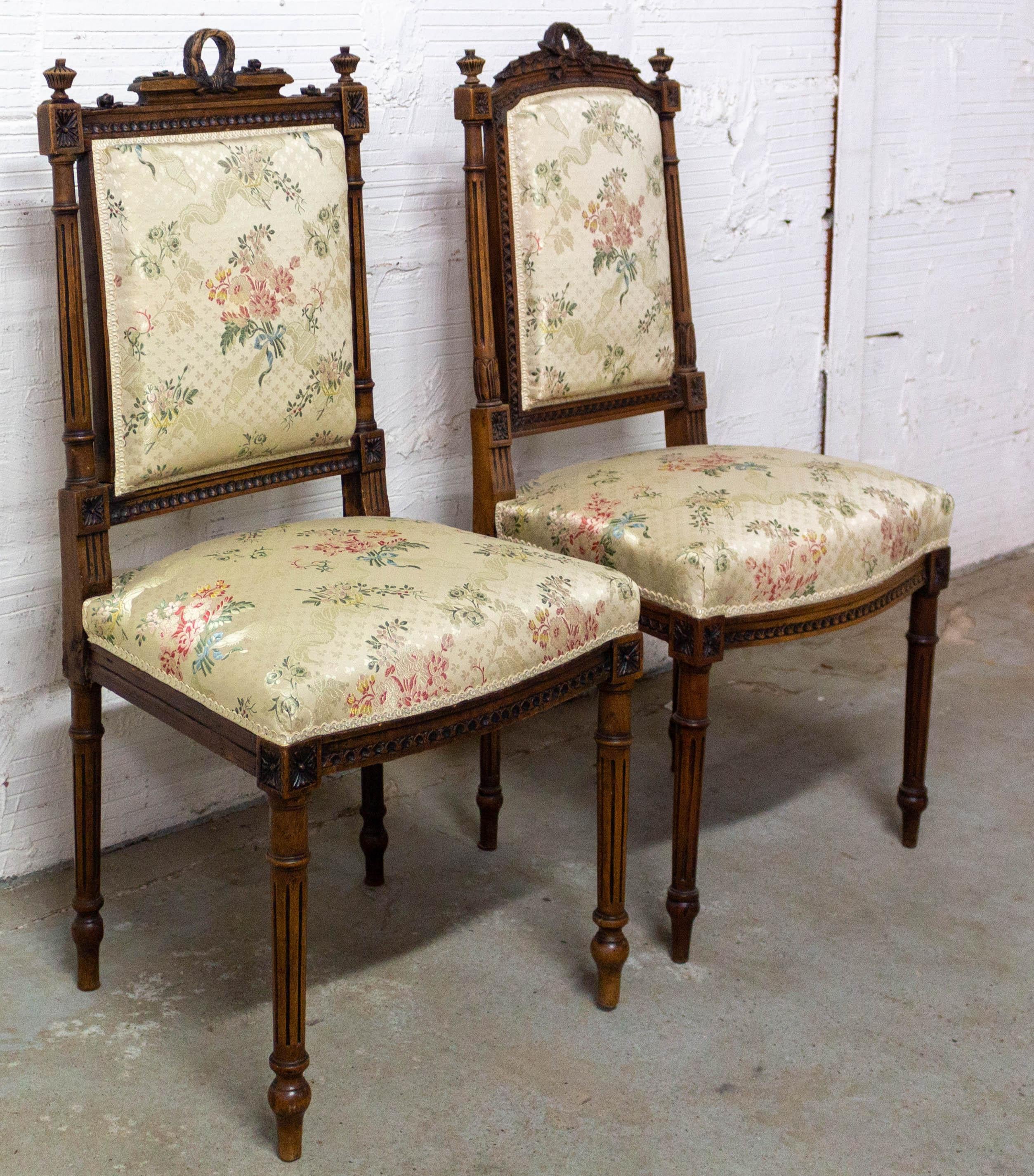 Napoleon III French upholstered pair of oak chairs late 19th century
The chairs are similar but one is bigger than the other.
Chair 1: D 19.29 in ; (49 cm) W 18.9 in. (48 cm) H 37 in. (94 cm).
Chair 2: D 19.29 in ; (49 cm) W 18.9 in. (48 cm) H