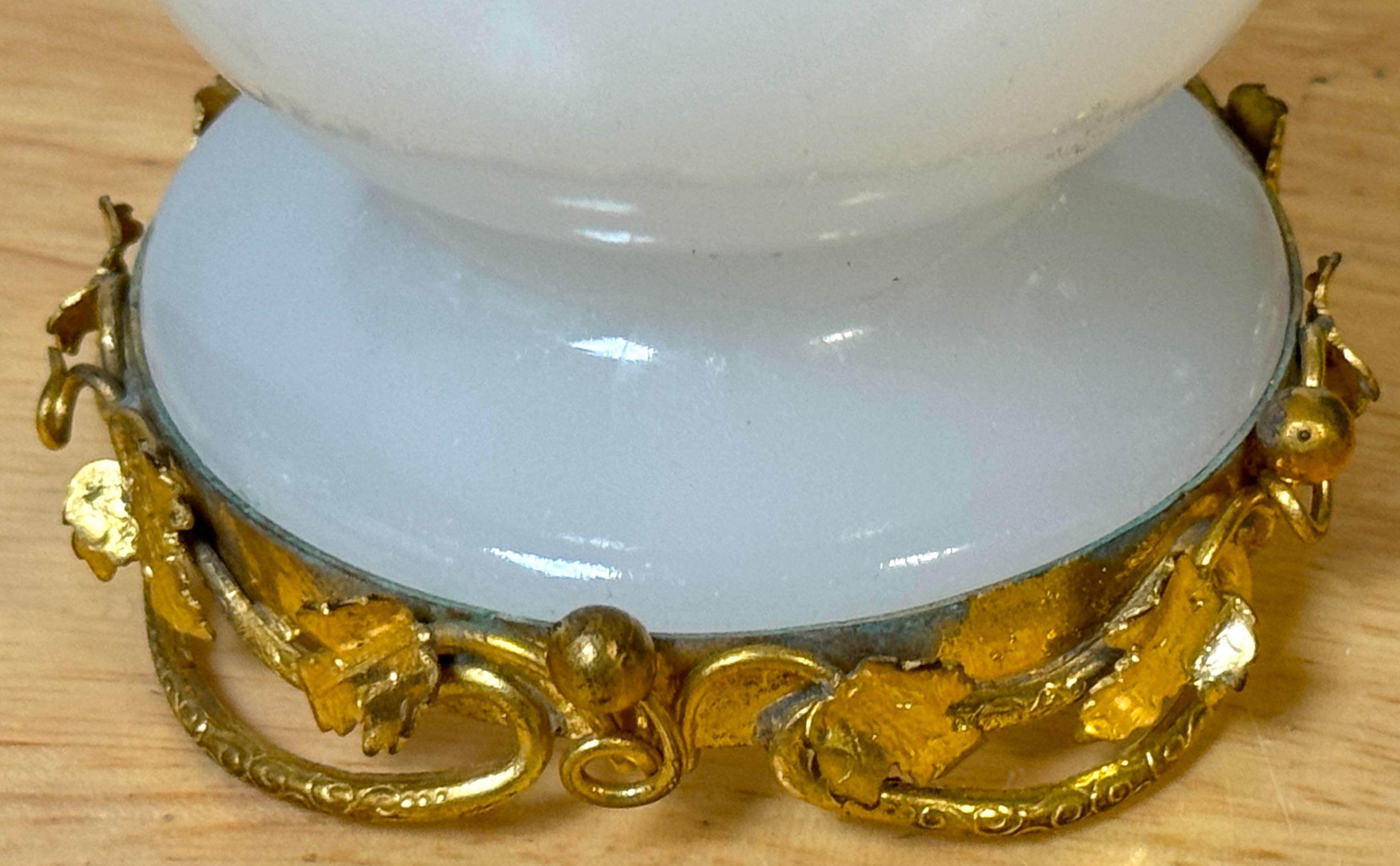 Coppia di vasi di vetro opalino e nappe di ormeggio Napoleone III, Parigi, 1870 circa in vendita 15