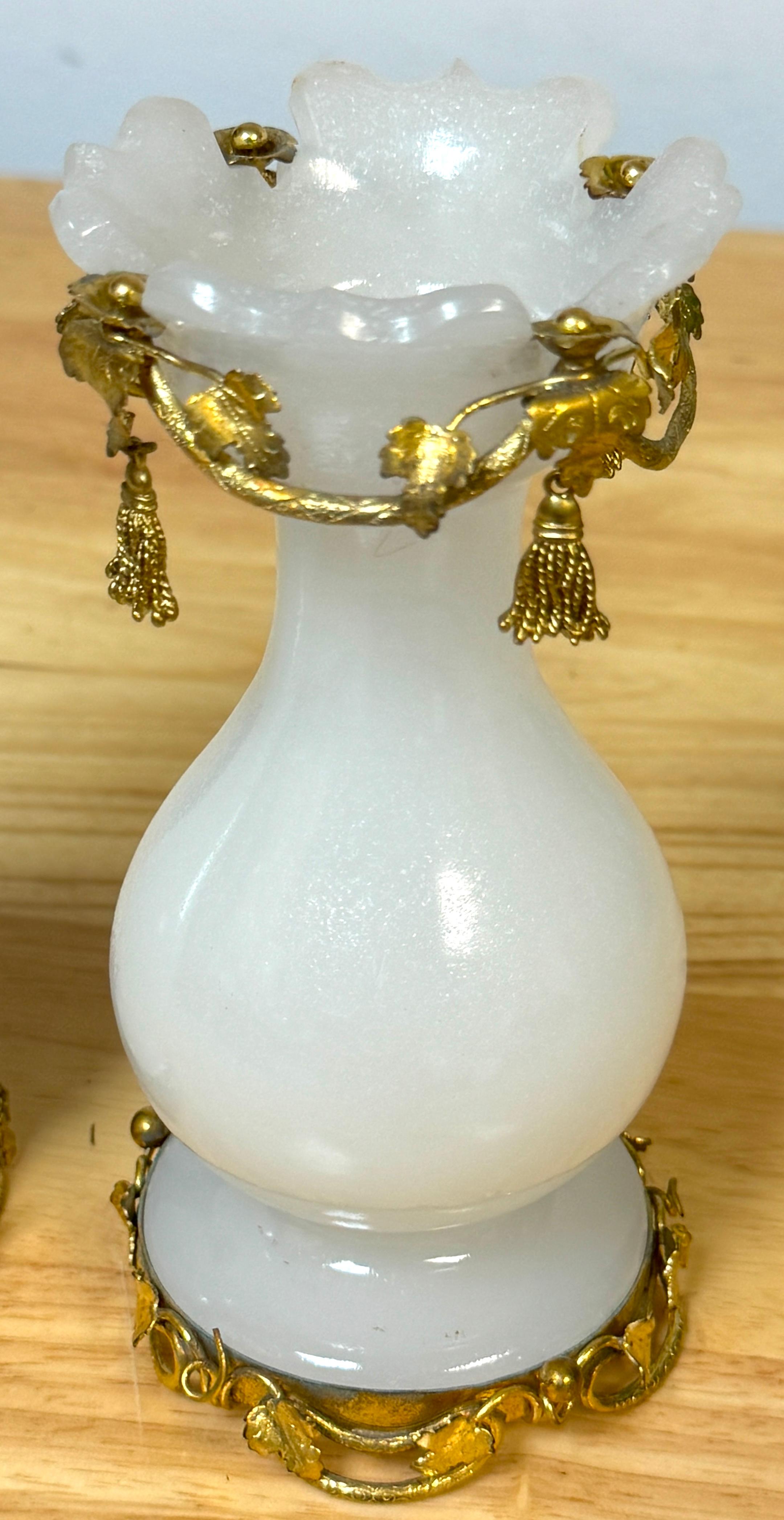 Inciso Coppia di vasi di vetro opalino e nappe di ormeggio Napoleone III, Parigi, 1870 circa in vendita