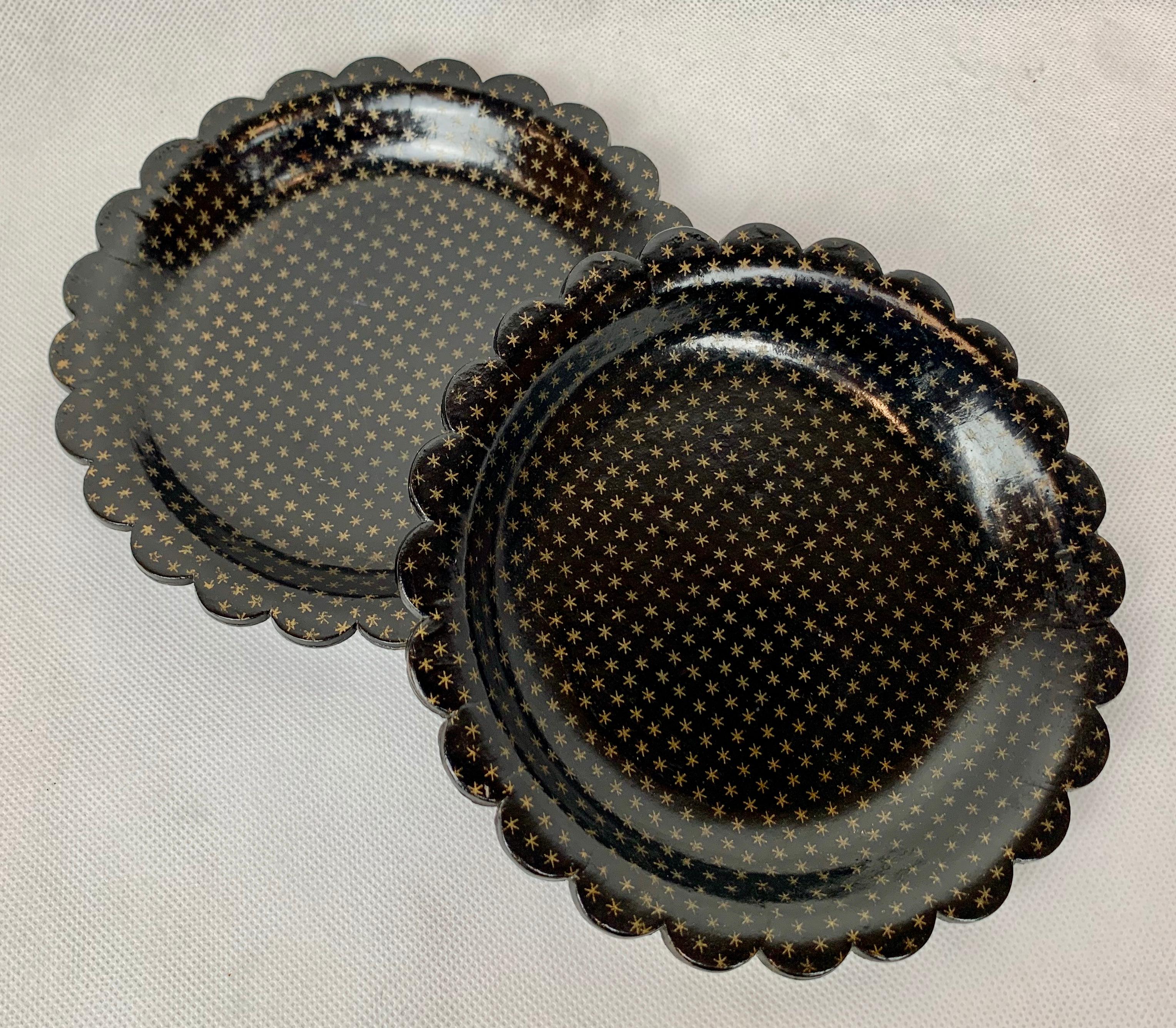 A Pair Papier-Mâché Coasters with Scalloped Edges, Star Pattern, France, 19th c. In Good Condition In West Palm Beach, FL