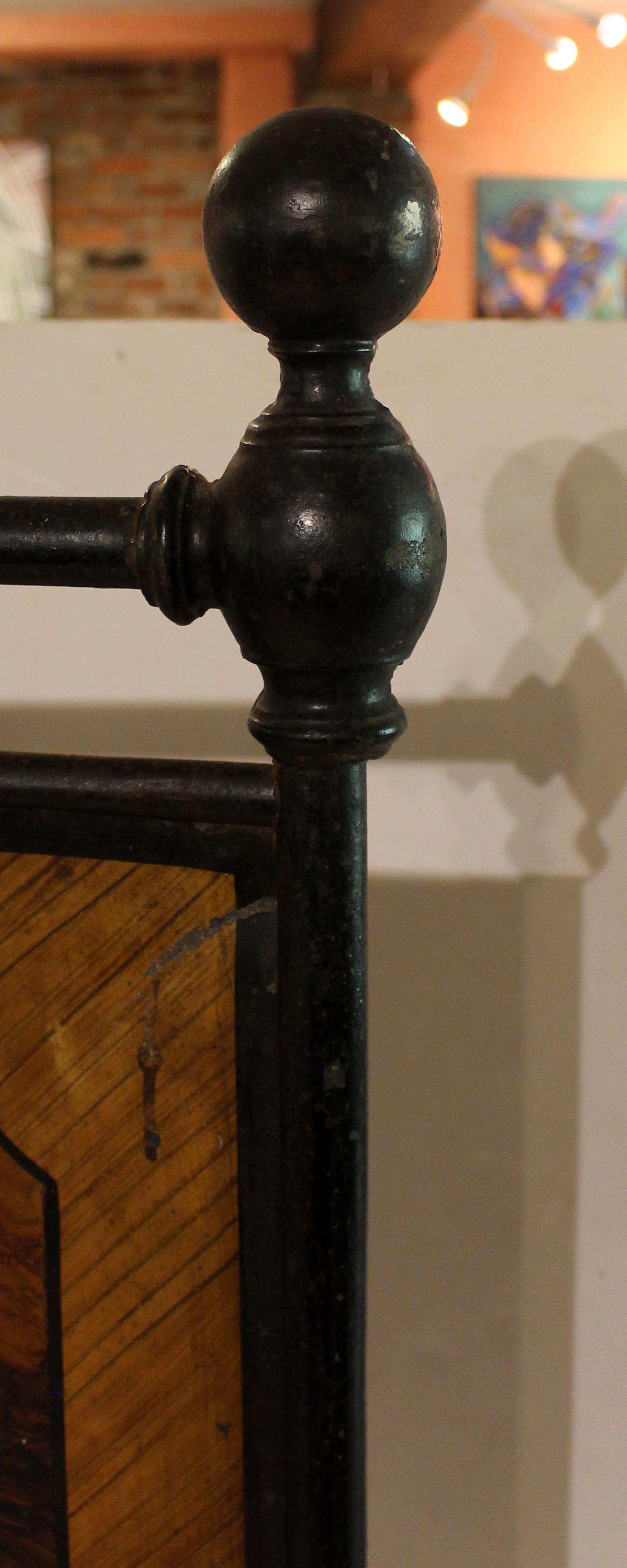 Pair of 3rd Quarter 19th Century Napoleon III French Tole & Iron Single Beds For Sale 3