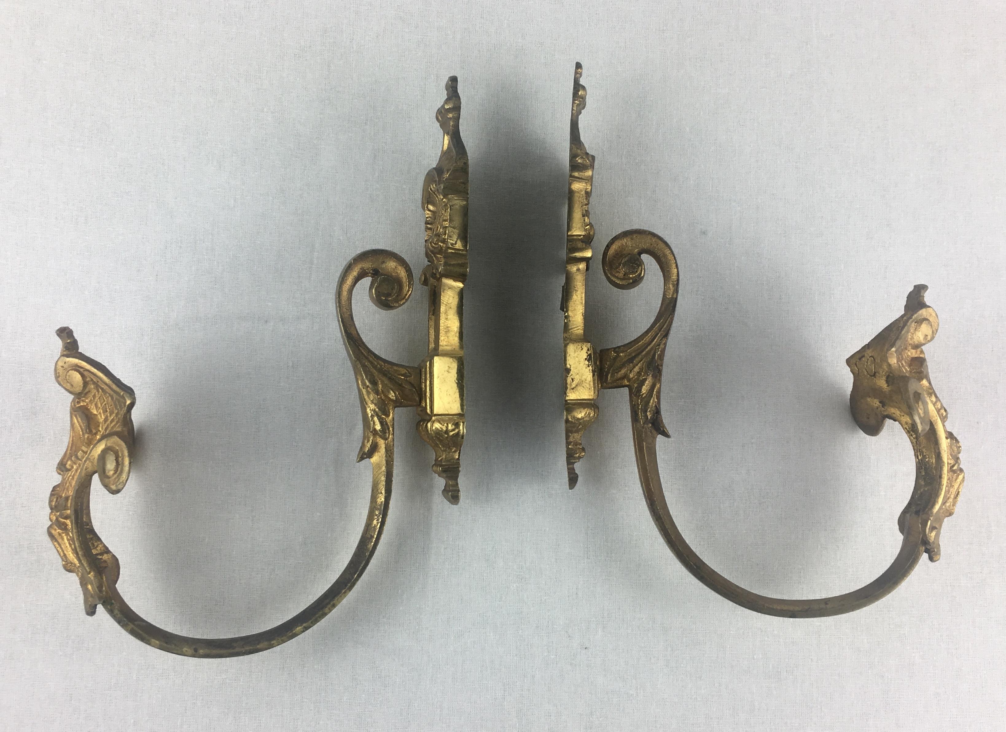 Pair of sculpted gilt bronze curtain hooks or tie-backs richly decorated with foliage, garlands, Rocaille and ovals, Napoleon III, Empire period.

These beautiful items are of very high quality each bare the makers mark, are signed and numbered.
