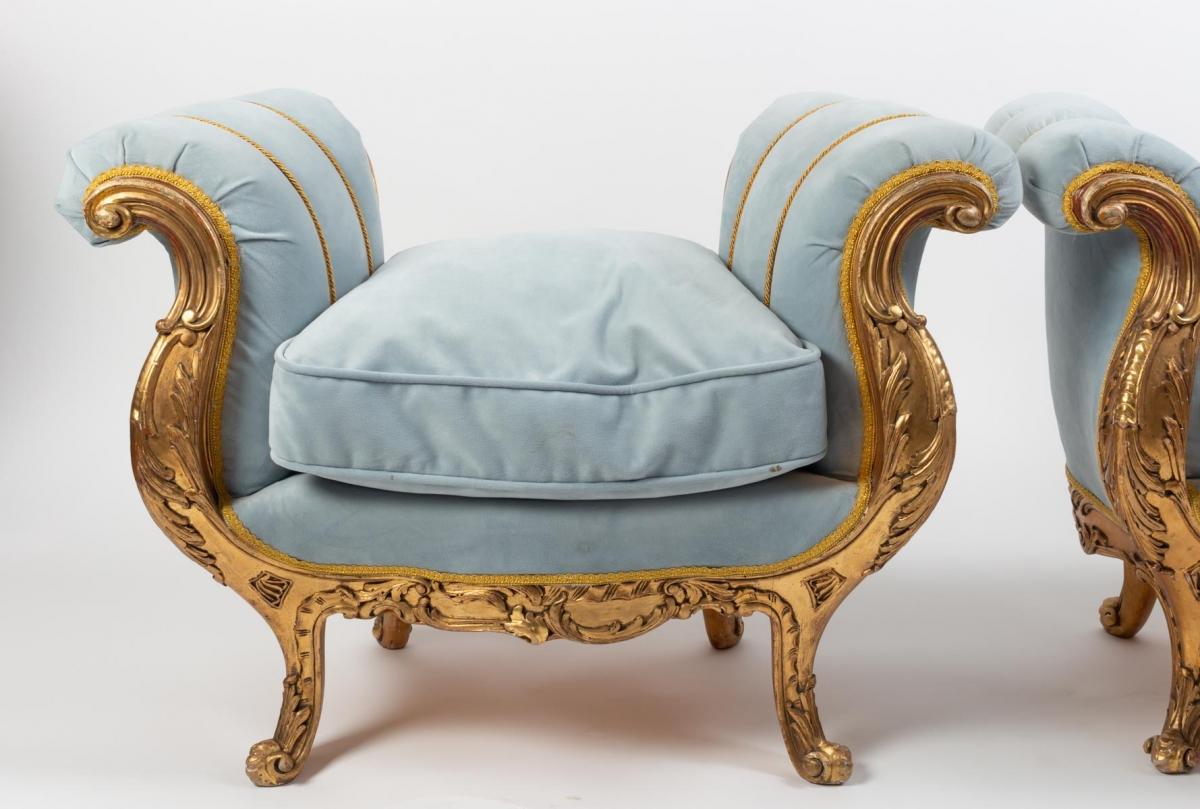 Pair of carved and gilded wooden benches with a lively Louis XV style shape, with padded armrests.
Napoleon III period, end of the 19th century.

Measures: Height of the armrest 60cm, width 90cm.

Seat height 40cm, depth 50cm, width 45cm.