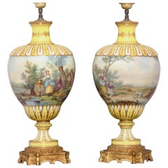 Paire de vases Napolon III en porcelaine polychromée montés en lampes et ornés de bronze doré