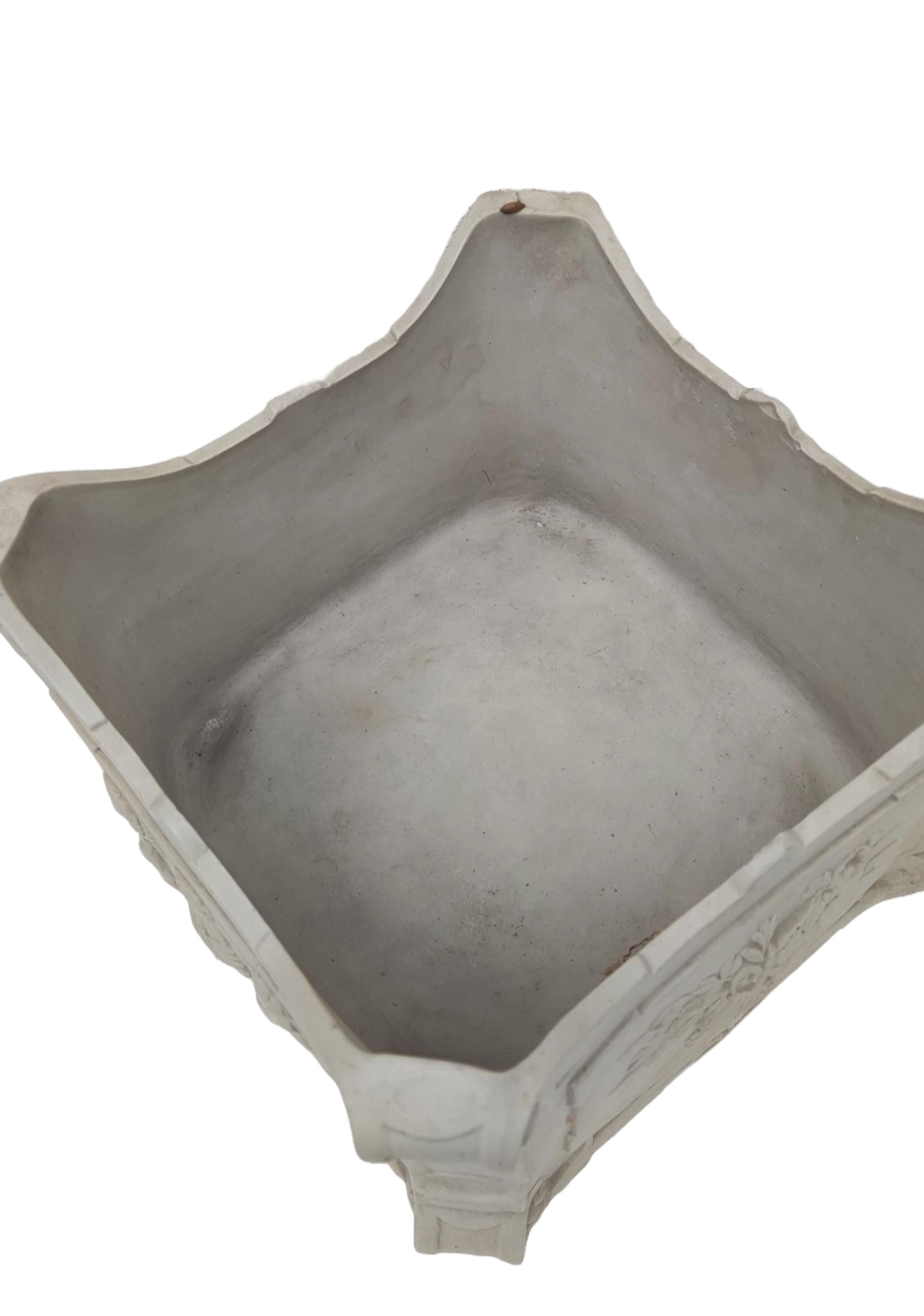 Un par de encantadores maceteros de porcelana palebiscuit de finales del siglo XIX, bellamente elaborados con un motivo de jardín en el que aparecen delicados putti. Su estilo se asemeja mucho a la refinada estética de las producciones de la fábrica