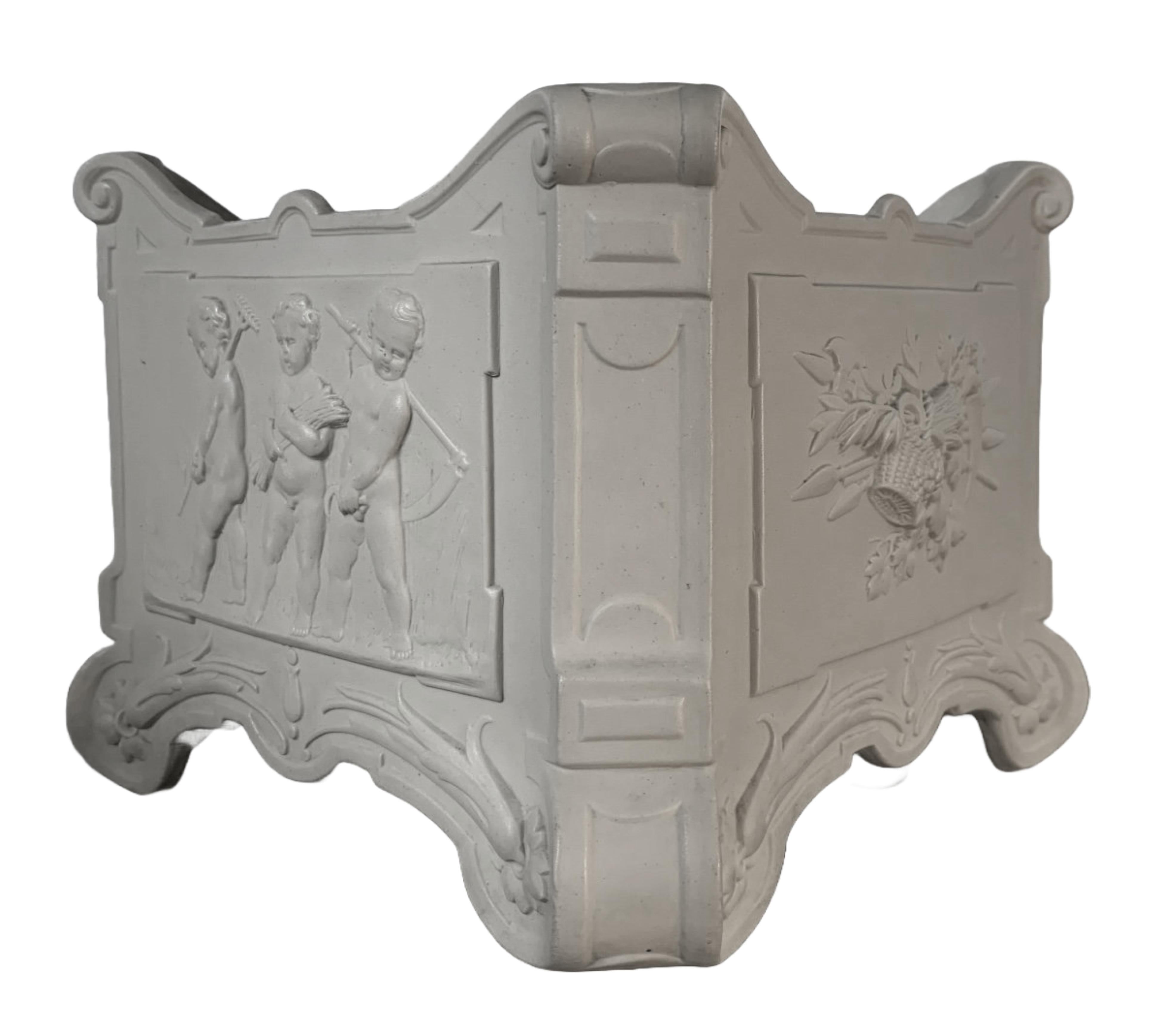Pareja de Bases de Jardinera de Porcelana Napoleón III con Putti, Sarreguemine Francés en venta
