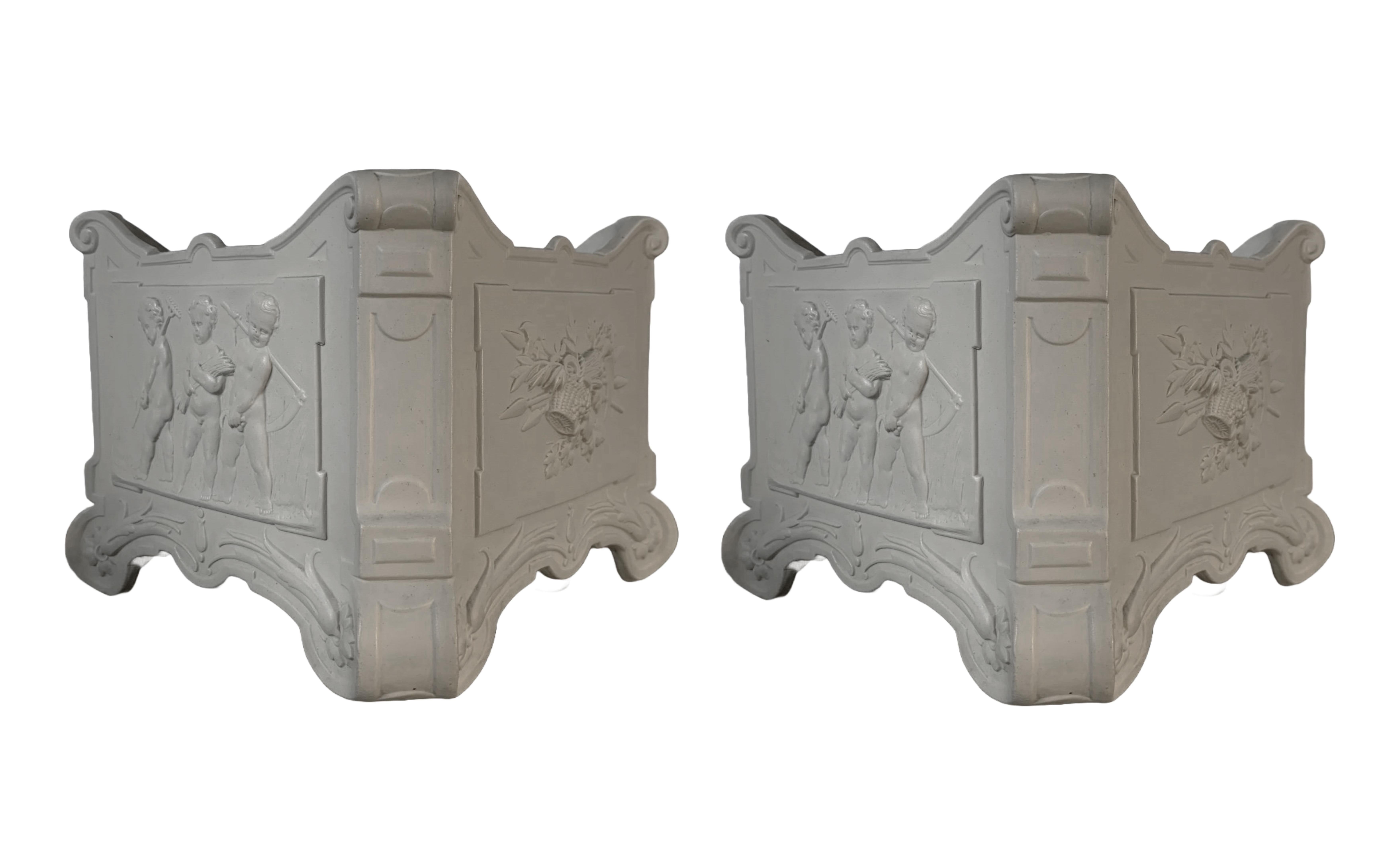 Pareja de Bases de Jardinera de Porcelana Napoleón III con Putti, Sarreguemine en Bastante bueno estado para la venta en Lisbon, PT