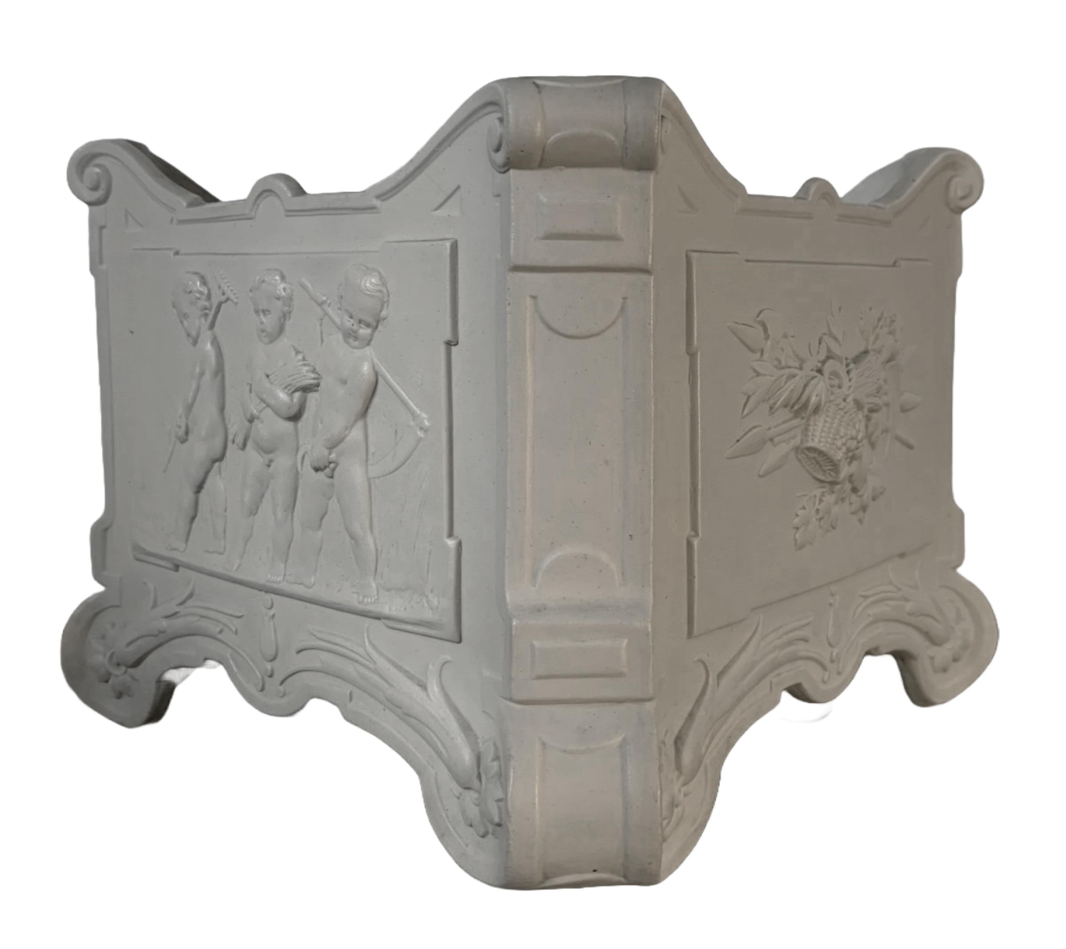Pareja de Bases de Jardinera de Porcelana Napoleón III con Putti, Sarreguemine siglo XIX en venta