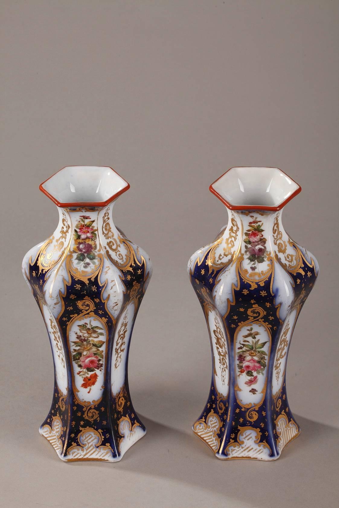 Paire de vases hexagonaux en porcelaine décorés de fleurs multicolores. Le fond bleu nuit est souligné de motifs floraux et de feuillages dorés. Période Napoléon III.

vers 1860
Dim : L : 3.9 in - P : 3.9 in - H : 9.4 in
Dim : L : 10cm, P :