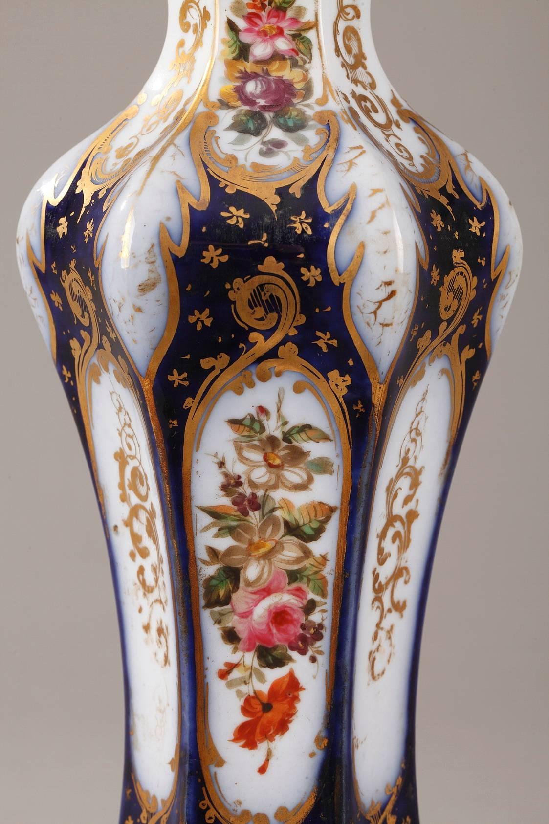Pair of Napoleon III Porcelain Vases In Good Condition For Sale In Paris, FR