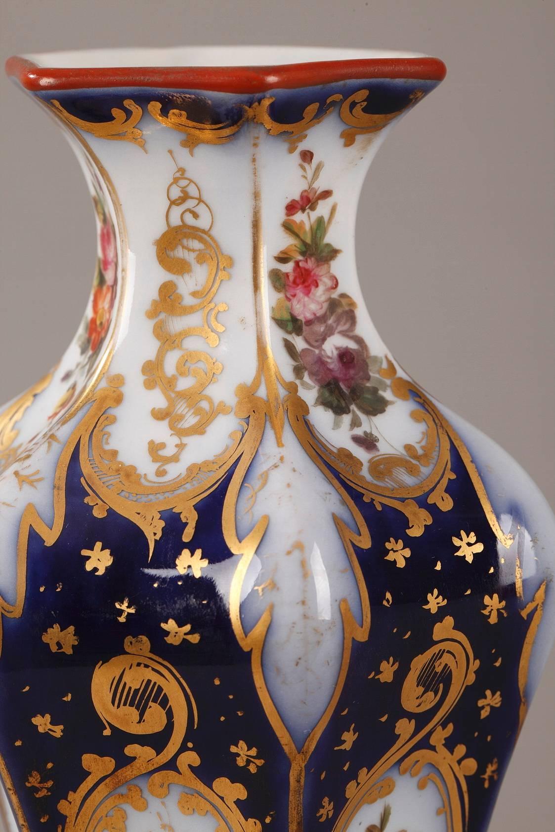 XIXe siècle Paire de vases en porcelaine Napoléon III en vente