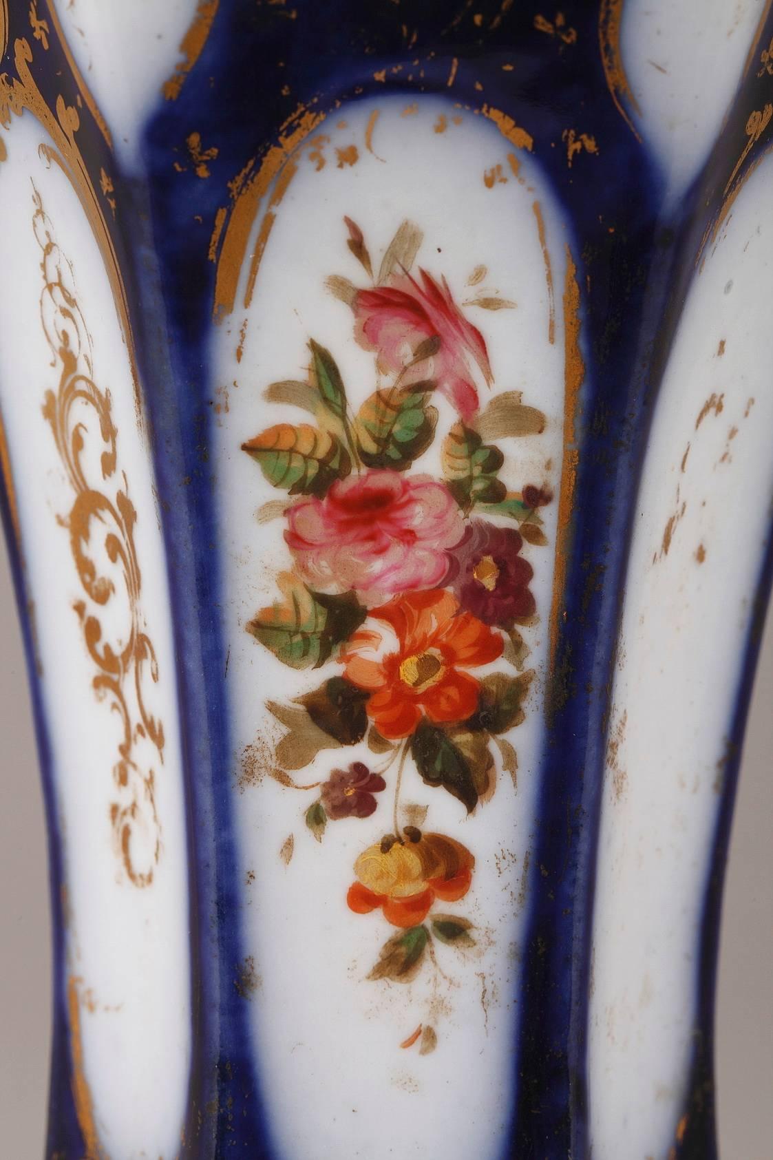 Paire de vases en porcelaine Napoléon III en vente 1