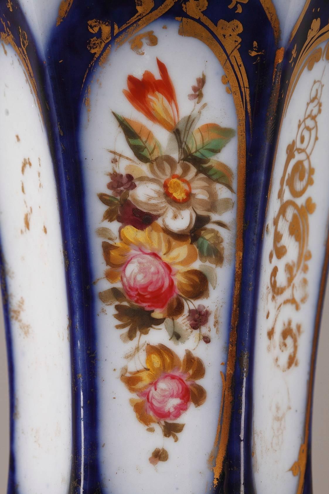 Paire de vases en porcelaine Napoléon III en vente 2