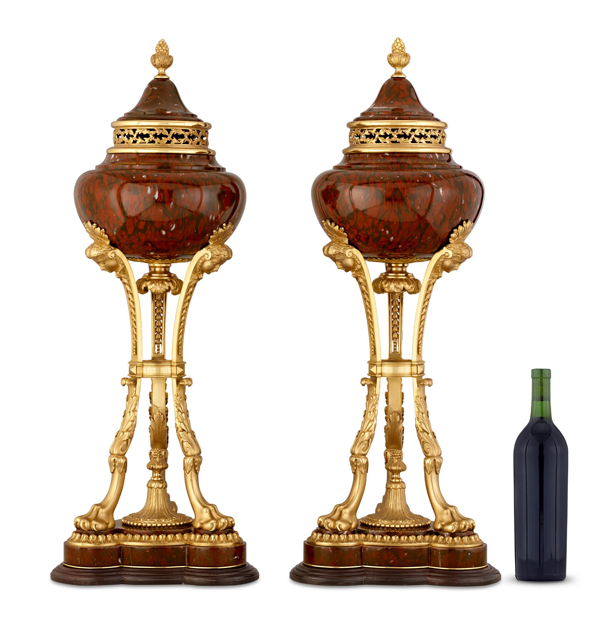 Royal Rouge Griotte Marbre Athénienne
Après Pierre Gouthière
Fin du 19e siècle

Cette paire monumentale de vases à parfum Royal Rouge Griotte athénienne montés en bronze doré Napoléon III incarne la splendeur de l'art français du XIXe siècle. Conçus