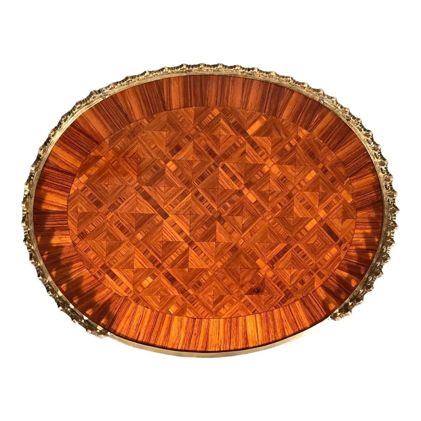 Paire de tables d'appoint Napoléon III
Découvrez notre superbe paire de tables d'appoint Napoléon III du XIXe siècle, aux formes ovales élégantes reposant sur des pieds minces et légèrement incurvés, ornés de ferrures florales complexes en laiton.