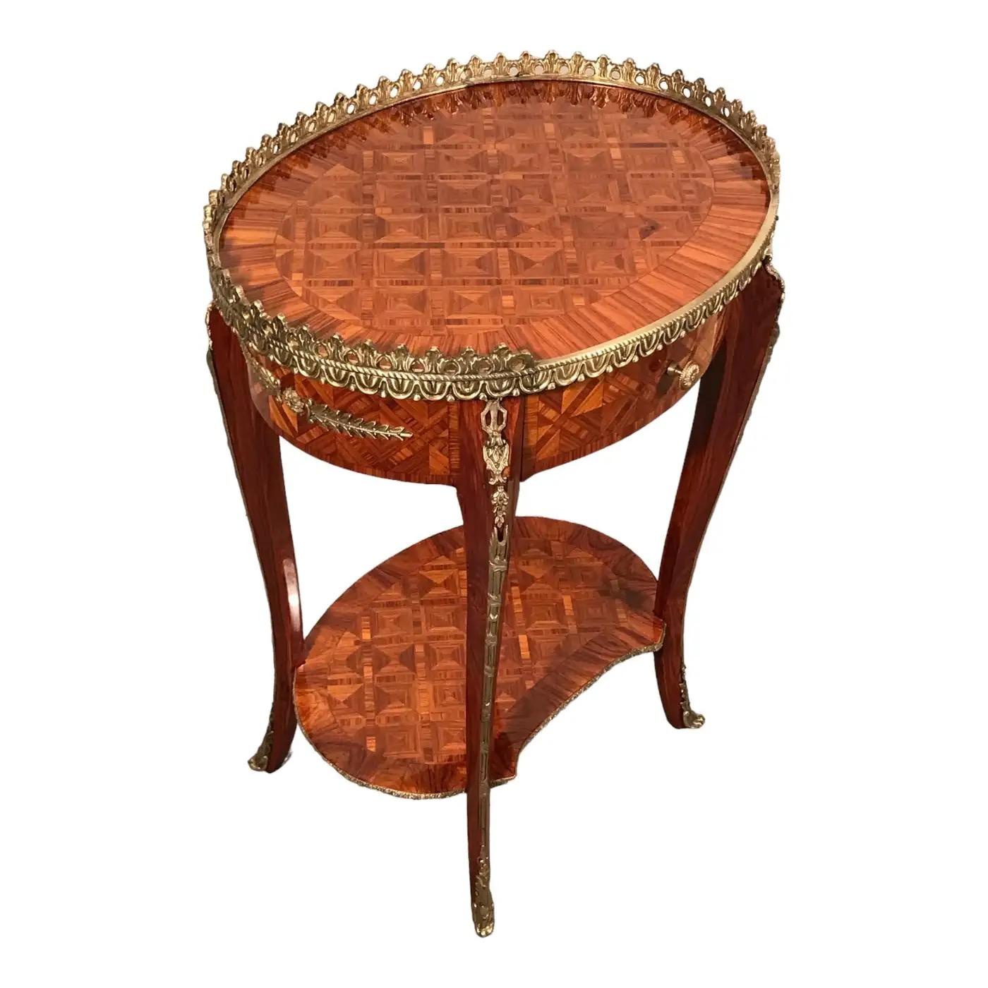 Paire de tables d'appoint Napoléon III, France seconde moitié du 19ème siècle Bon état - En vente à Belmont, MA