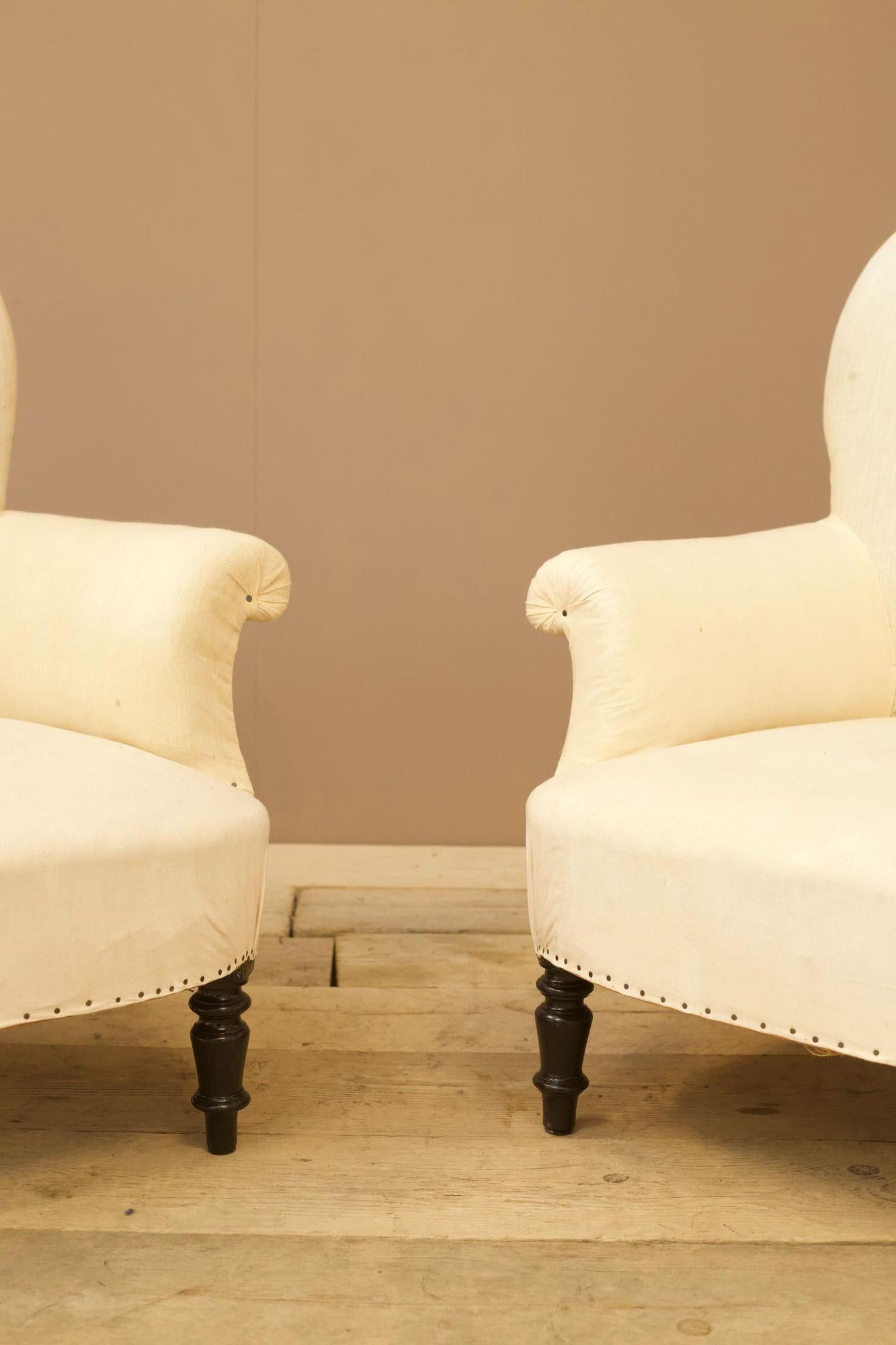 These are extremely elegant armchairs with the classic spoon back shape. The turned legs as well gives these a great profile. The are a good size making them ideal for everyday use but without being so large that they dominate a space.
Measurements