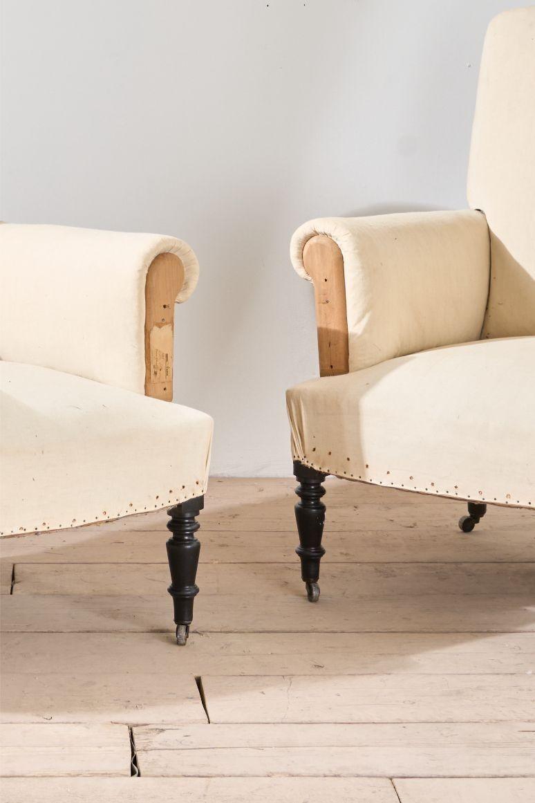 Il s'agit d'une paire de fauteuils français à dossier carré de très haute qualité. La simplicité du design en fait un siège classique qui conviendra à un grand nombre d'intérieurs. Les tailles sont également généreuses. Label original du fabricant