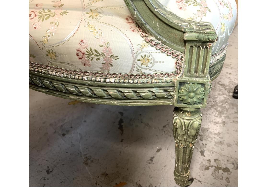 Paire de fauteuils tapissés de style Napoléon III, sculptés et décorés en vente 4