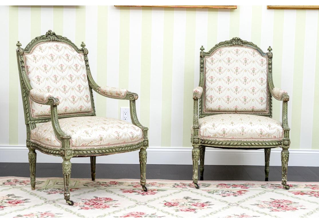 Paire de fauteuils tapissés de style Napoléon III, sculptés et décorés en vente 5