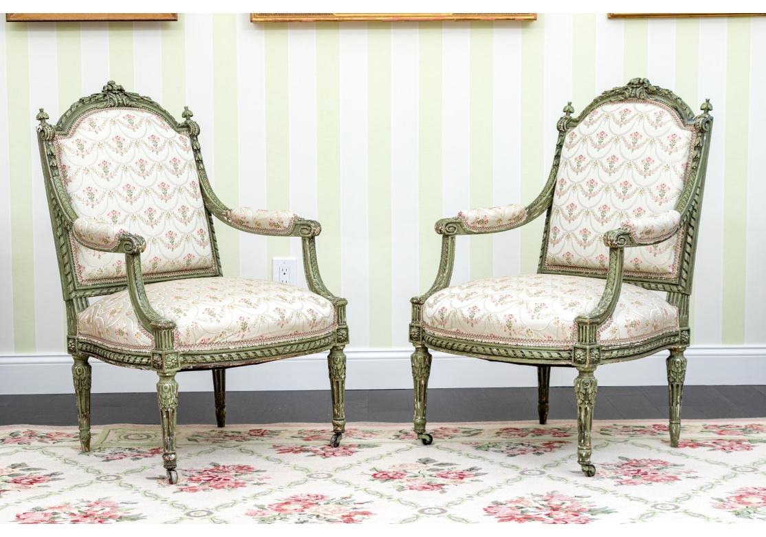 20ième siècle Paire de fauteuils tapissés de style Napoléon III, sculptés et décorés en vente