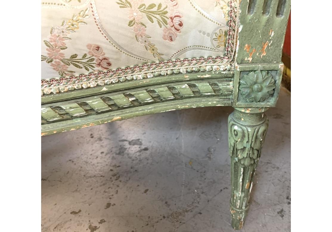 Autre Paire de fauteuils tapissés de style Napoléon III, sculptés et décorés en vente