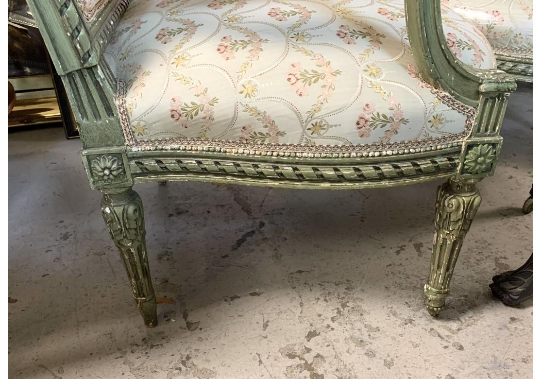 Paire de fauteuils tapissés de style Napoléon III, sculptés et décorés en vente 3