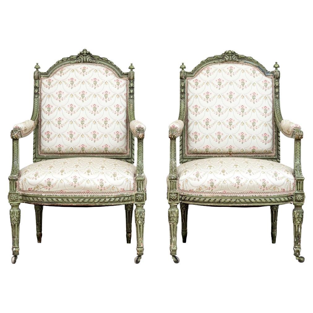 Paire de fauteuils tapissés de style Napoléon III, sculptés et décorés