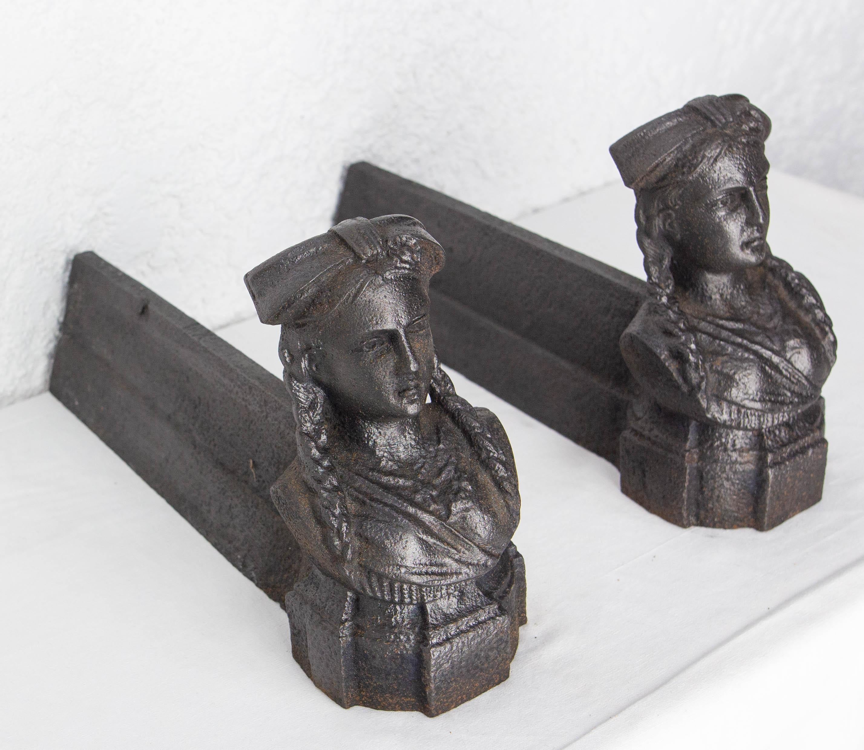 Pareja de morillos de época Napoleón III
Hierro forjado
Este tipo de pequeños pares de andiron se fabricaban para pequeñas chimeneas: en las casas burguesas, cada habitación tenía su propia chimenea, ya que era el medio de calefacción más