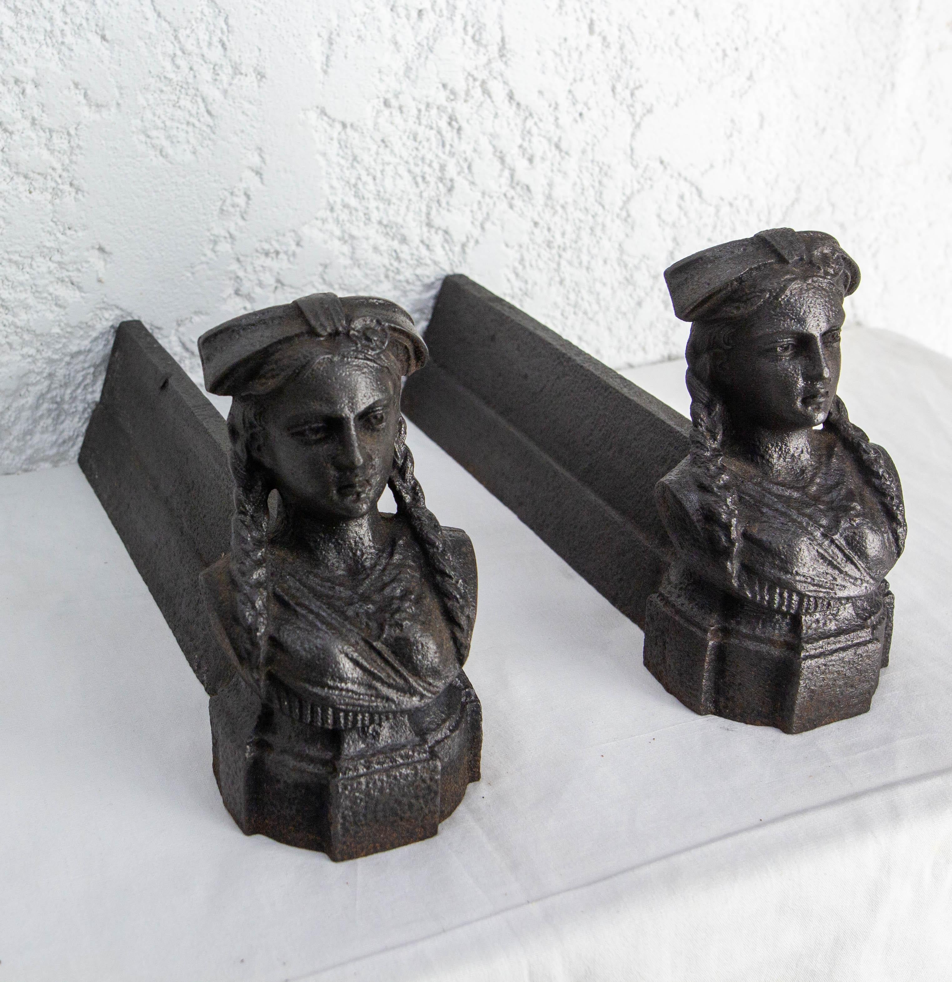 Pareja de morillos de hierro forjado Napoléon III Busto de mujer trenzado Francia, hacia 1890 Napoleón III en venta
