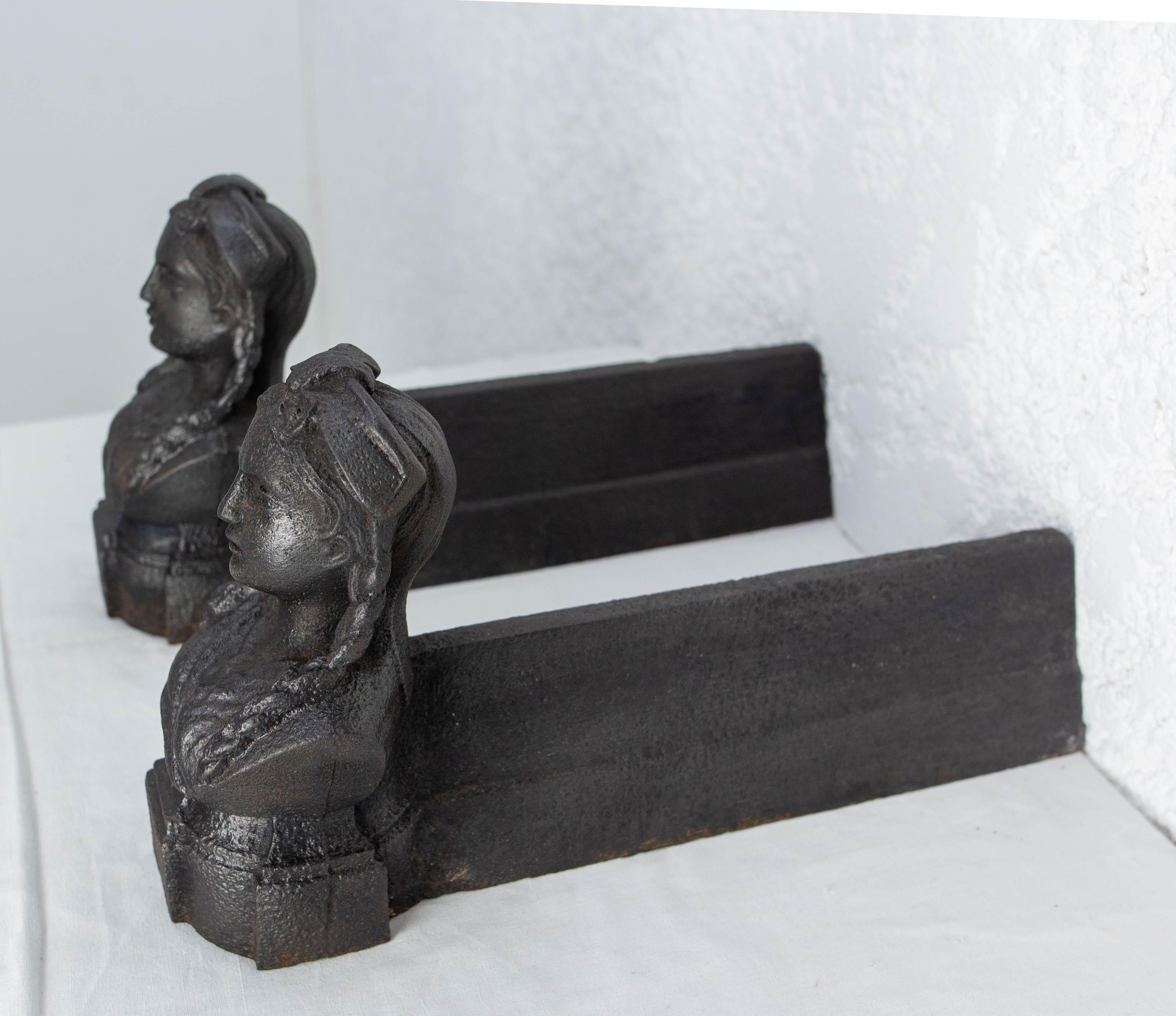 Pareja de morillos de hierro forjado Napoléon III Busto de mujer trenzado Francia, hacia 1890 Francés en venta