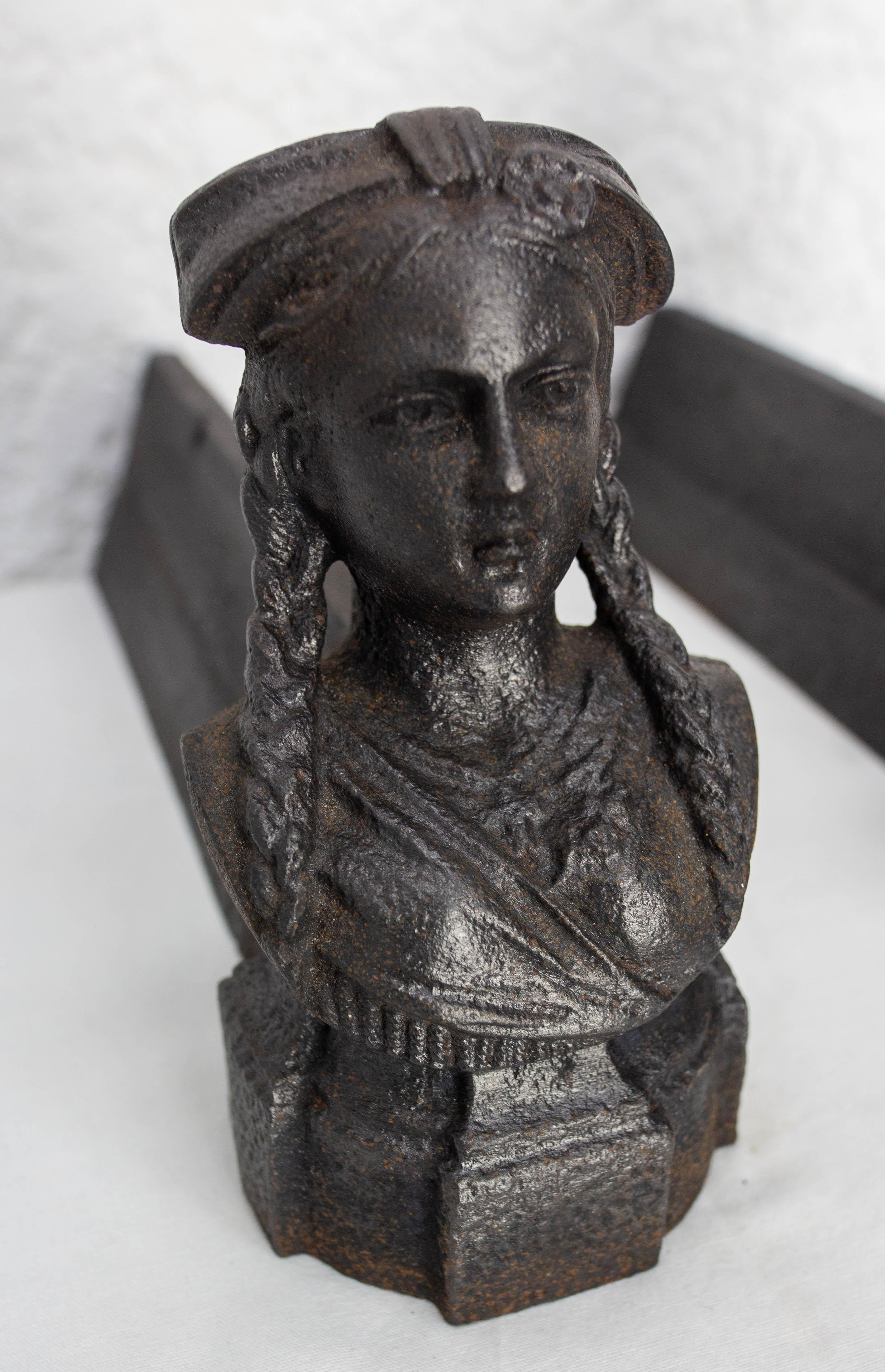 Pareja de morillos de hierro forjado Napoléon III Busto de mujer trenzado Francia, hacia 1890 en Bueno estado para la venta en Labrit, Landes