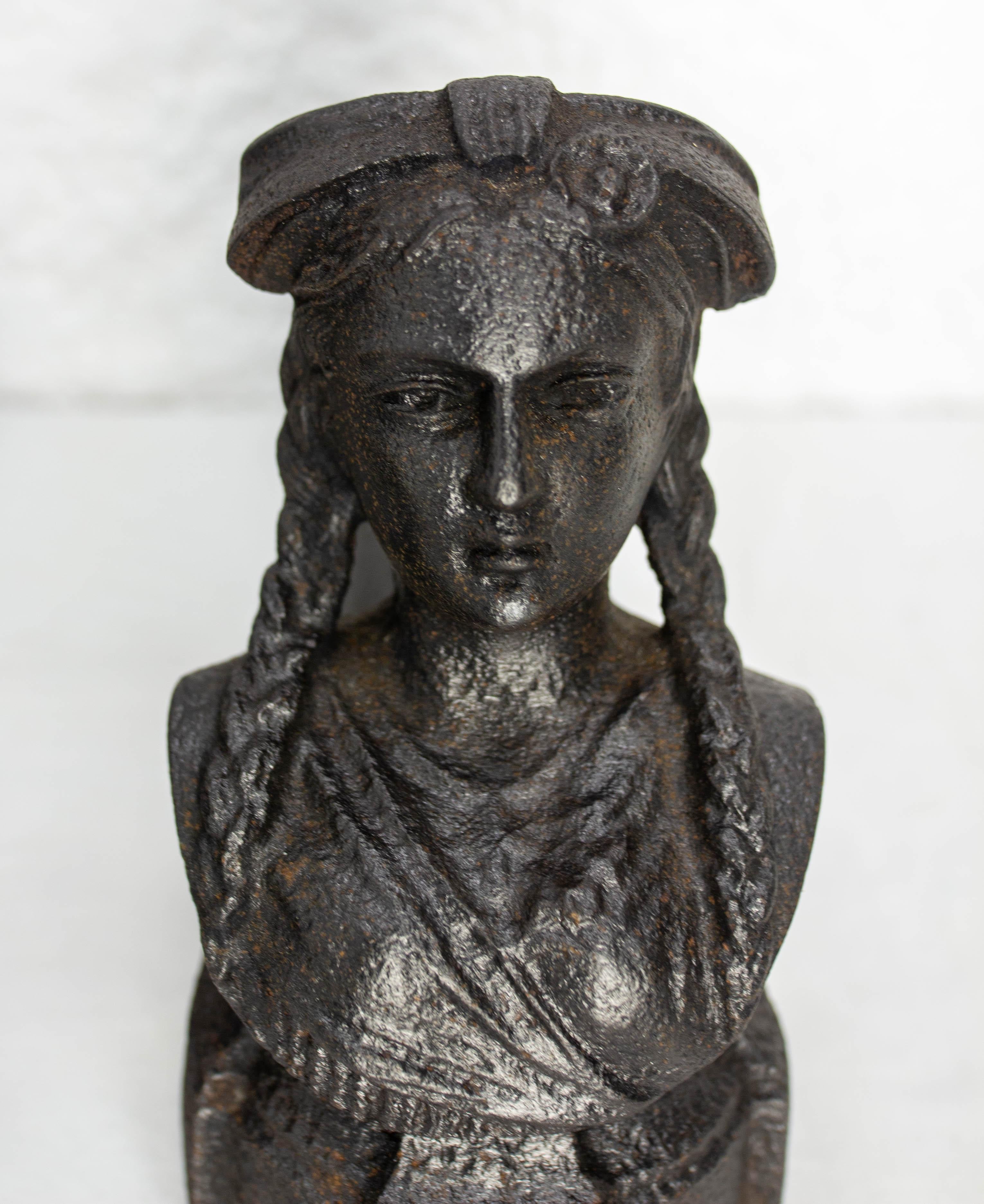 Pareja de morillos de hierro forjado Napoléon III Busto de mujer trenzado Francia, hacia 1890 Latón en venta