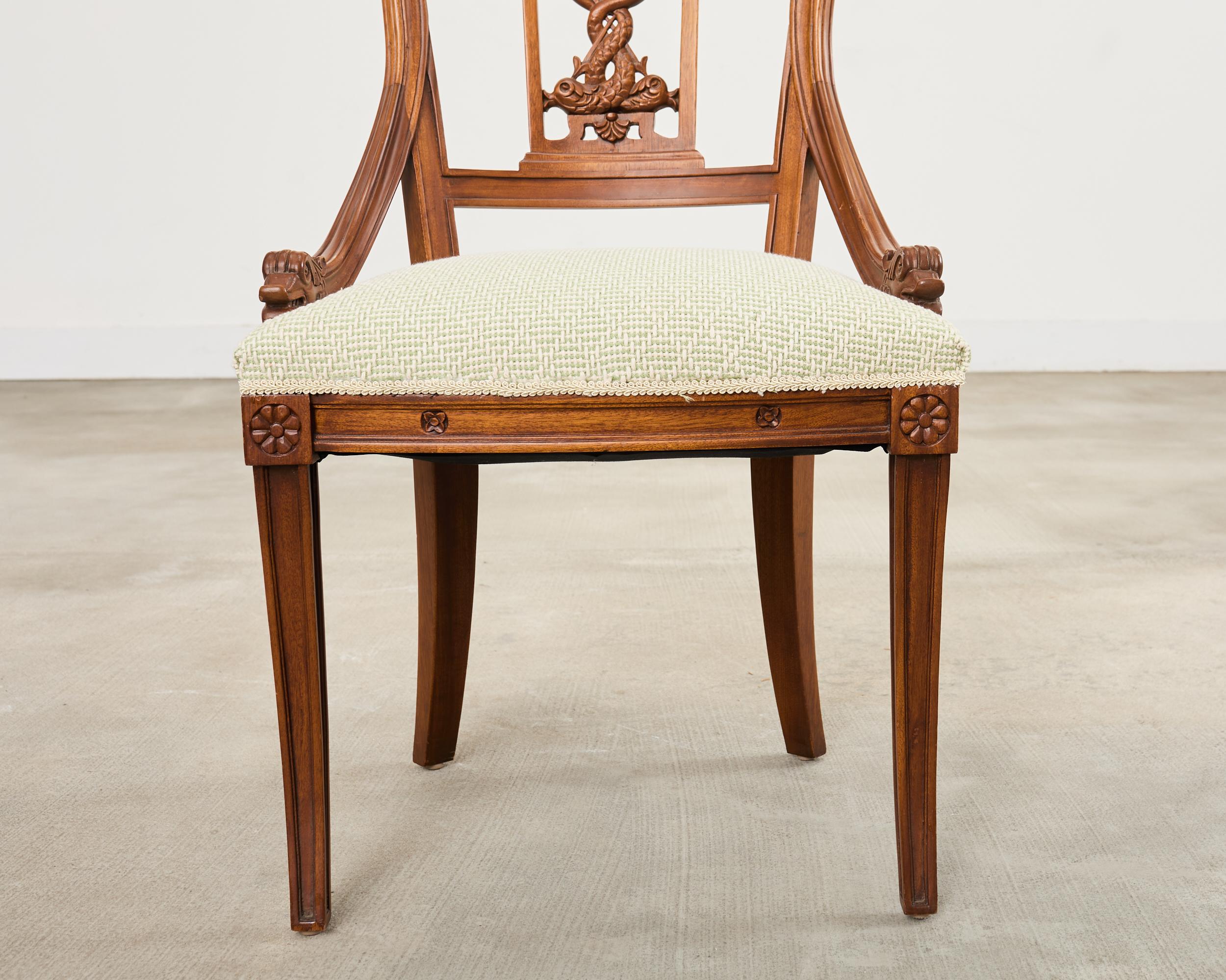 Paar Gondelstühle im napoleonischen Empire-Stil mit Delphinen im Angebot 4