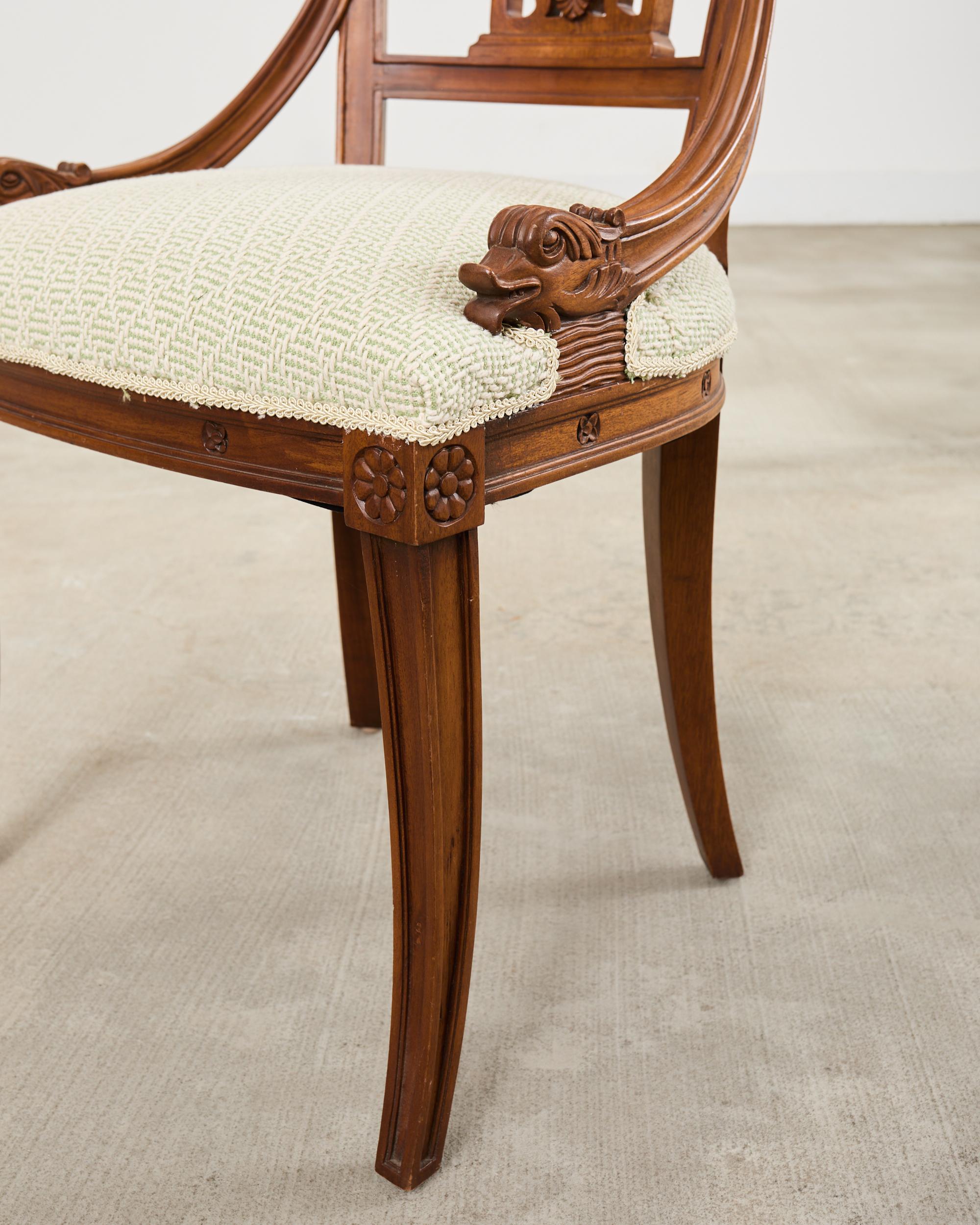Paar Gondelstühle im napoleonischen Empire-Stil mit Delphinen im Angebot 5