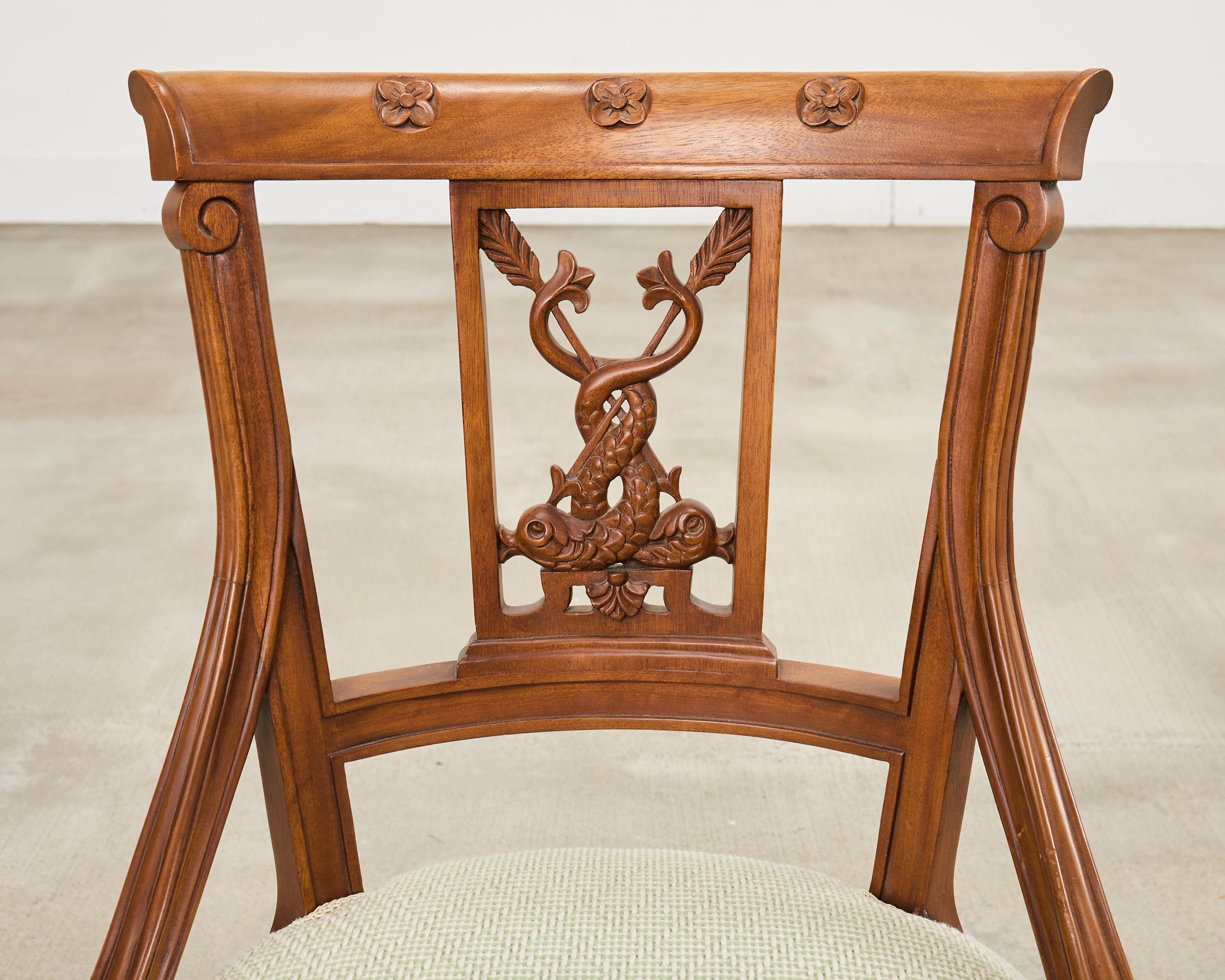 Paar Gondelstühle im napoleonischen Empire-Stil mit Delphinen im Angebot 6