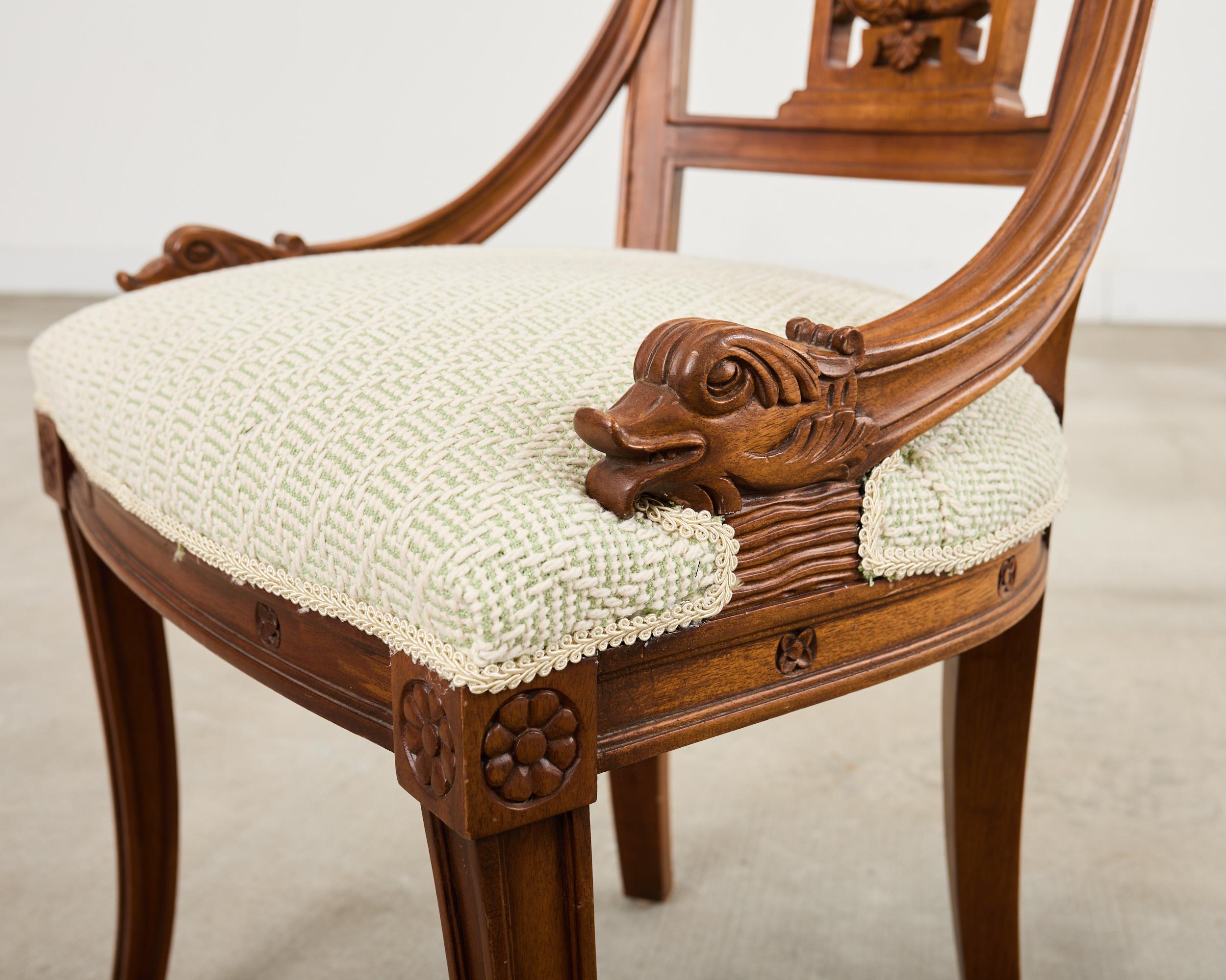 Paar Gondelstühle im napoleonischen Empire-Stil mit Delphinen im Angebot 7