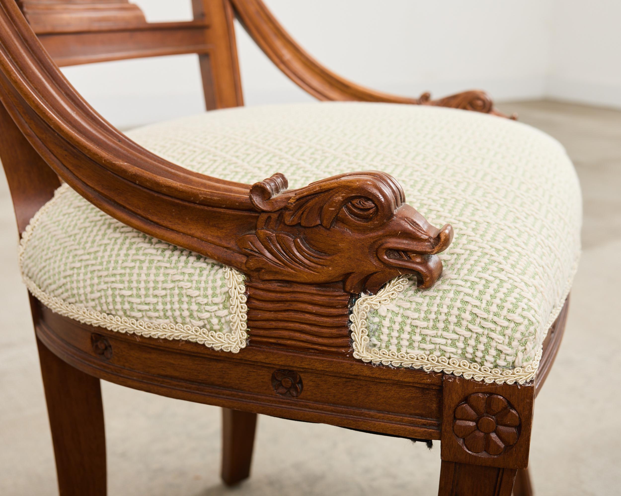 Paar Gondelstühle im napoleonischen Empire-Stil mit Delphinen im Angebot 8